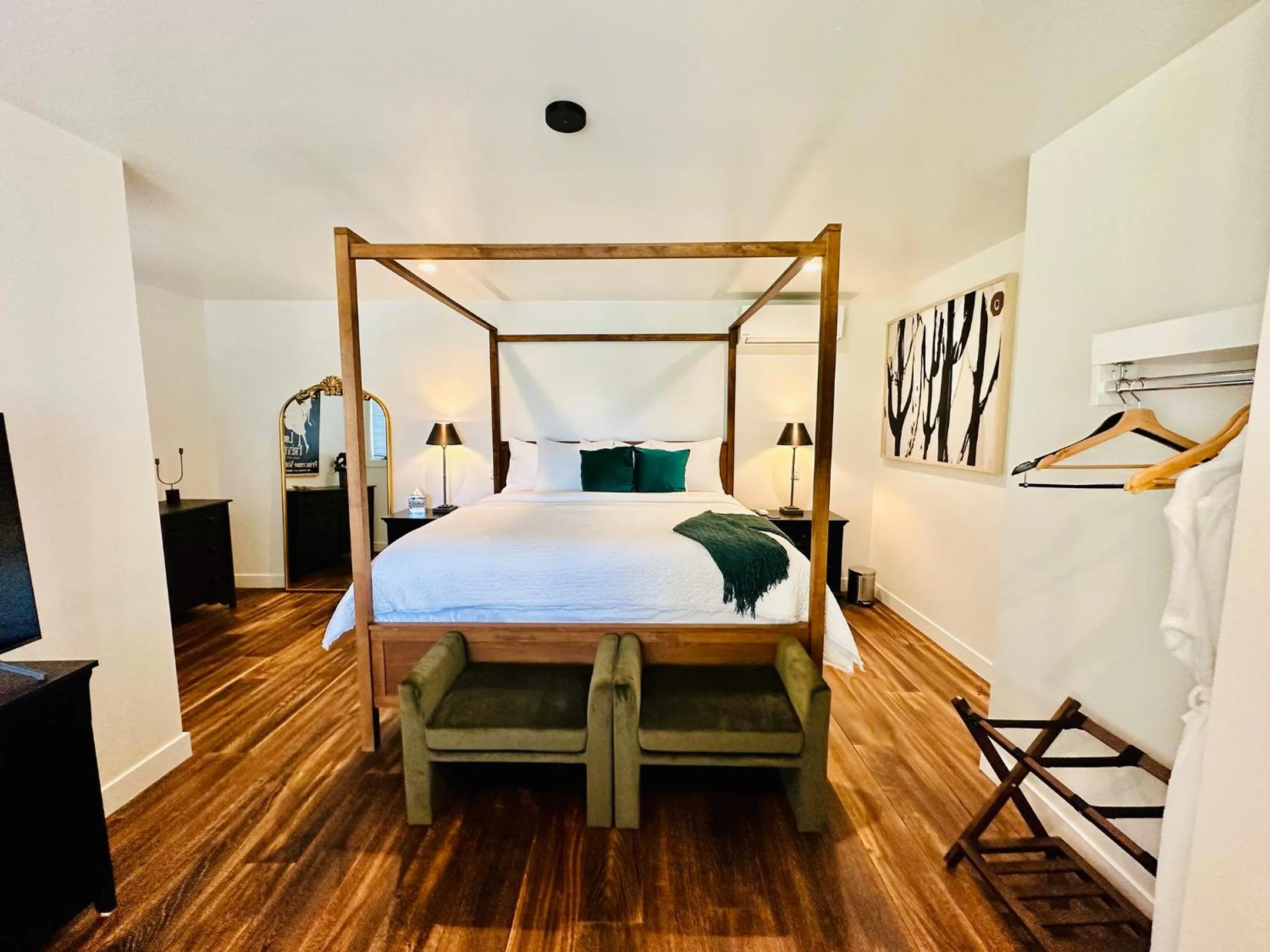 Bed in Bespoke Inn Flagstaff