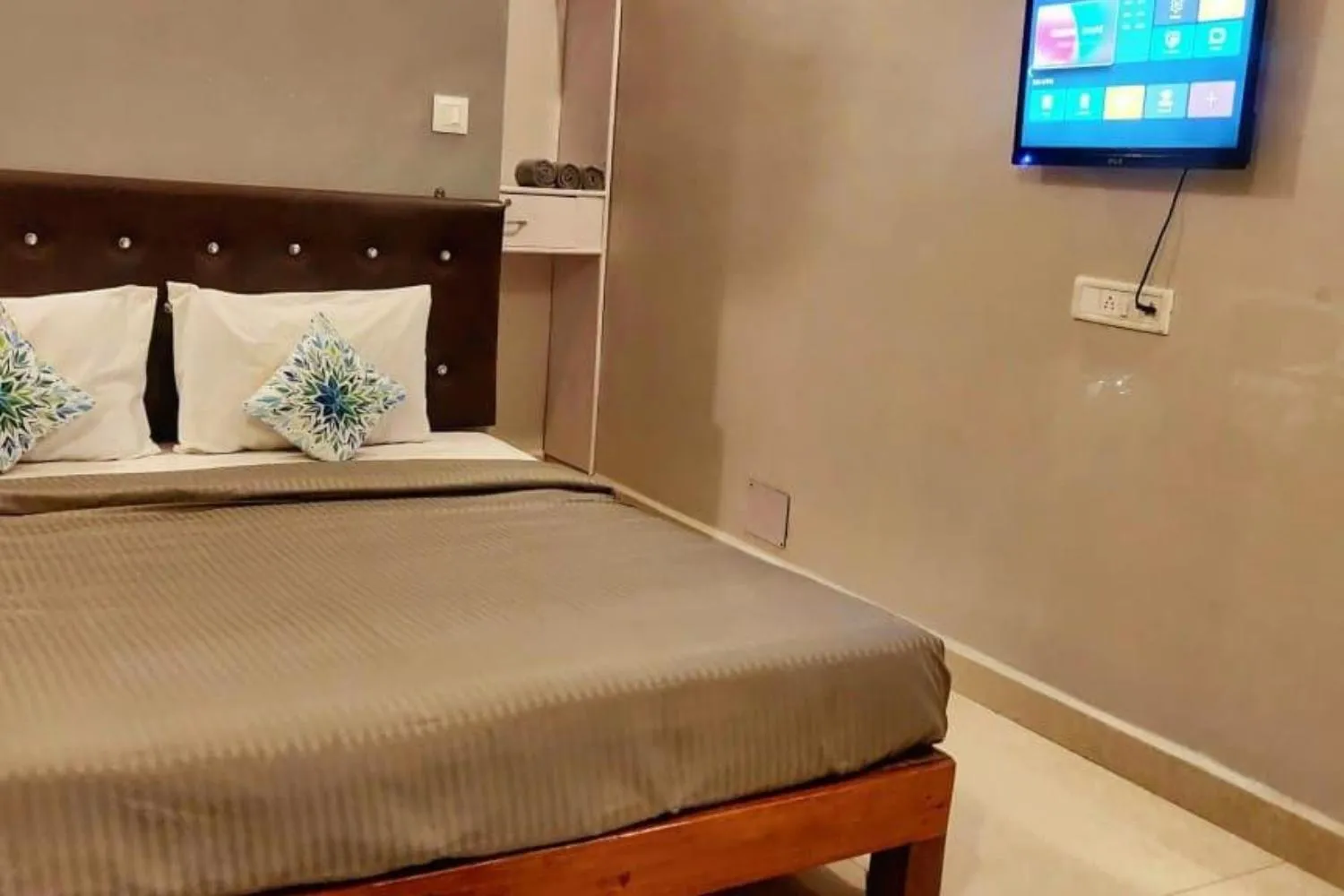 TV and multimedia, Bed in YogiTree Beach Resort & Cafe - 100m from Morjim Beach