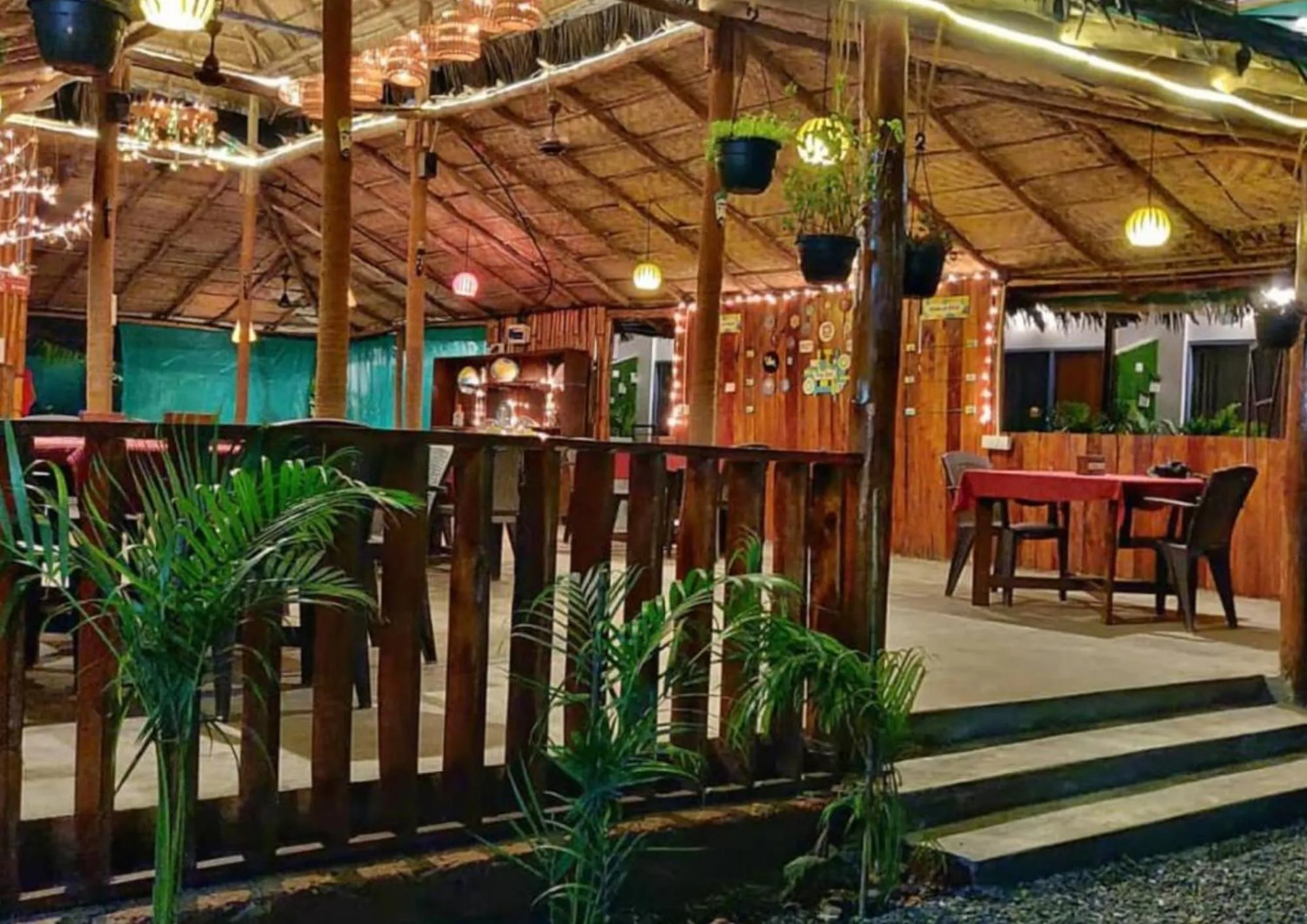 Restaurant/places to eat in YogiTree Beach Resort & Cafe - 100m from Morjim Beach