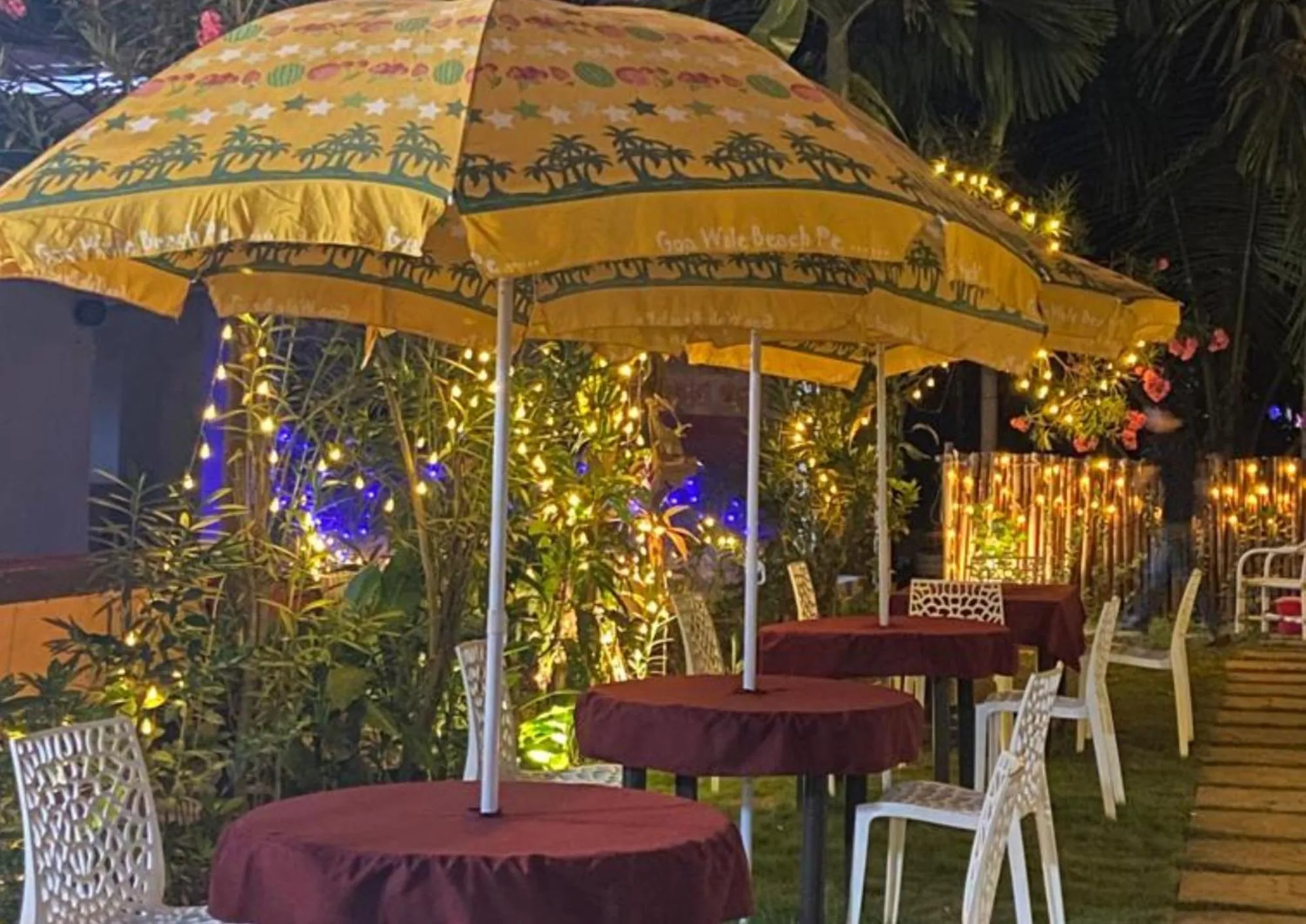 Restaurant/places to eat in YogiTree Beach Resort & Cafe - 100m from Morjim Beach