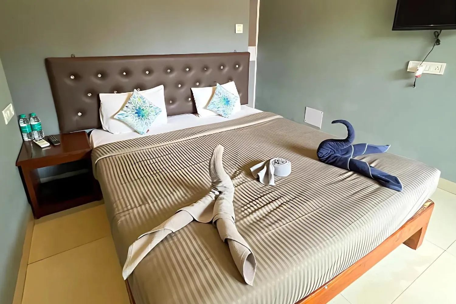 Bed in YogiTree Beach Resort & Cafe - 100m from Morjim Beach