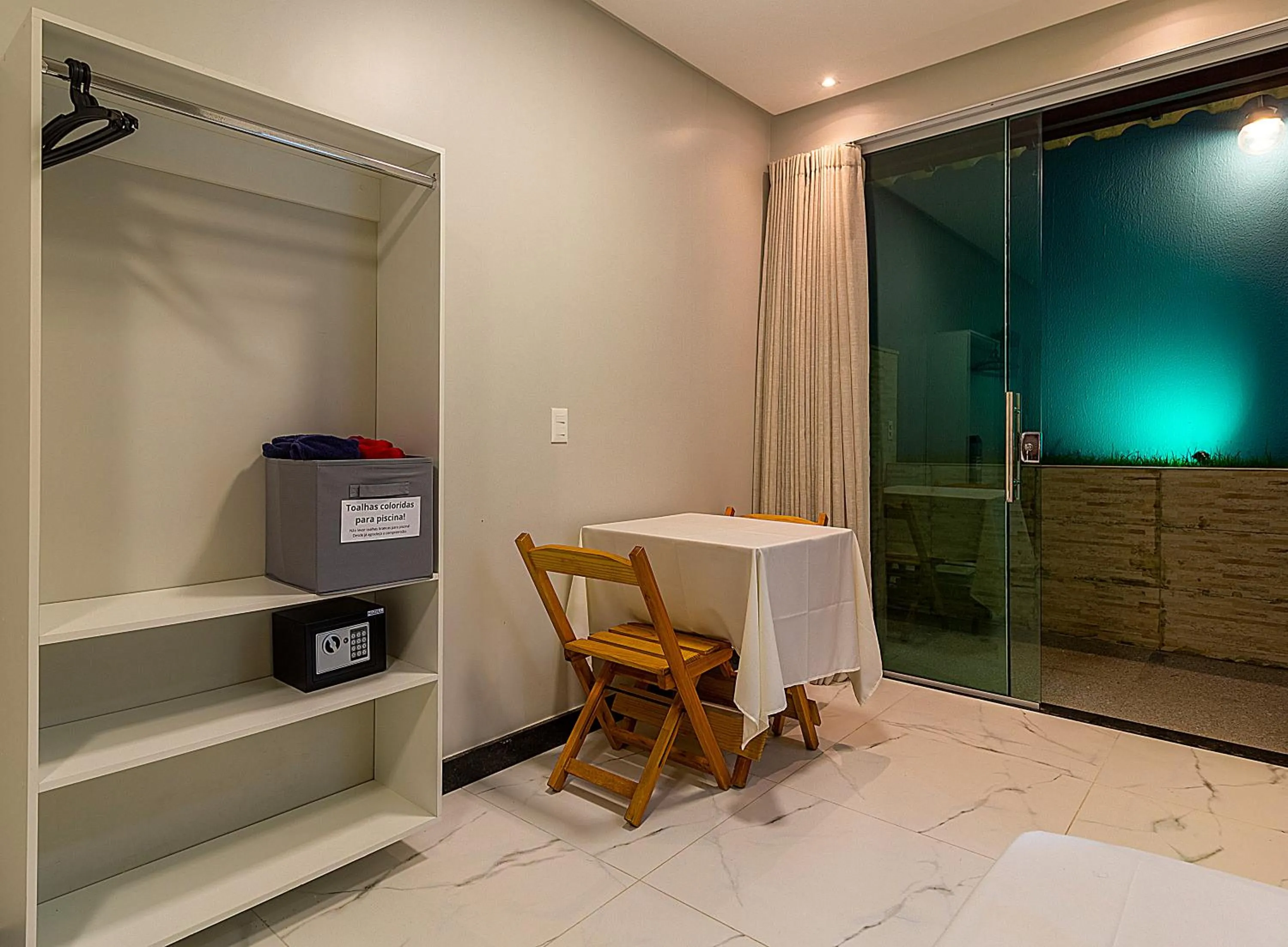 wardrobe in Hotel Pousada Tribalista