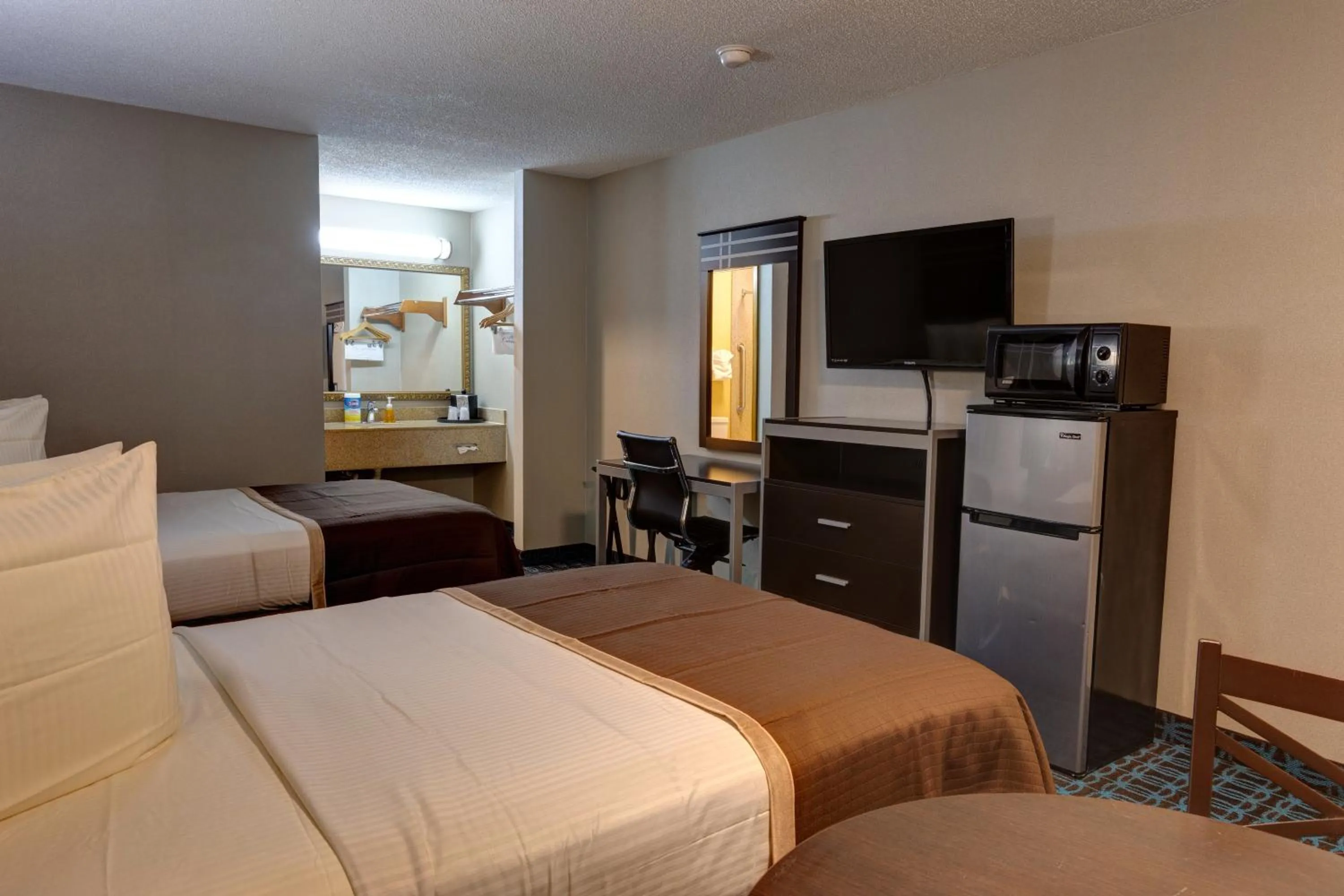 Bed in Deluxe Inn - Fayetteville I-95