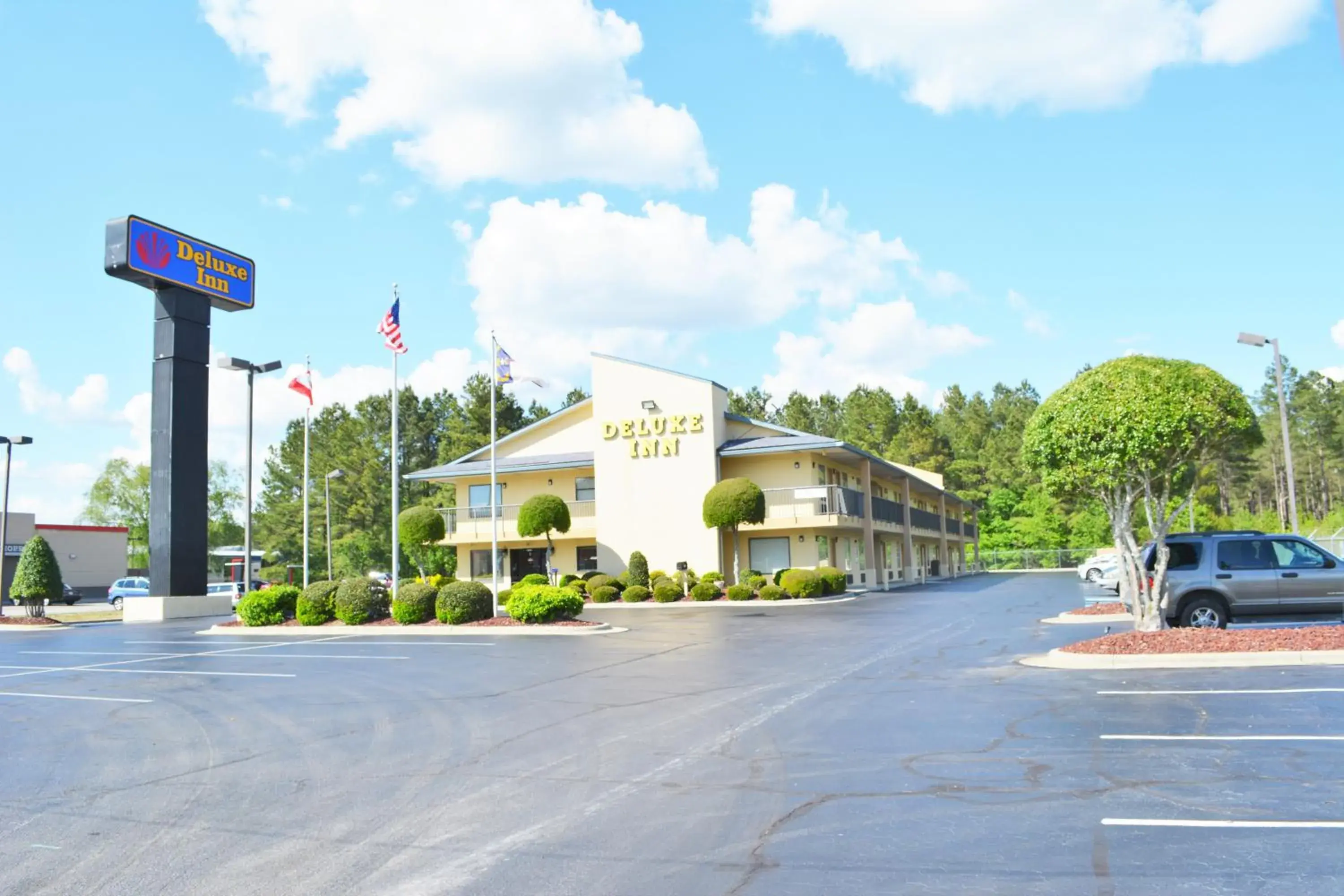 Street view in Deluxe Inn - Fayetteville I-95 Street view in Deluxe Inn - Fayetteville I-95