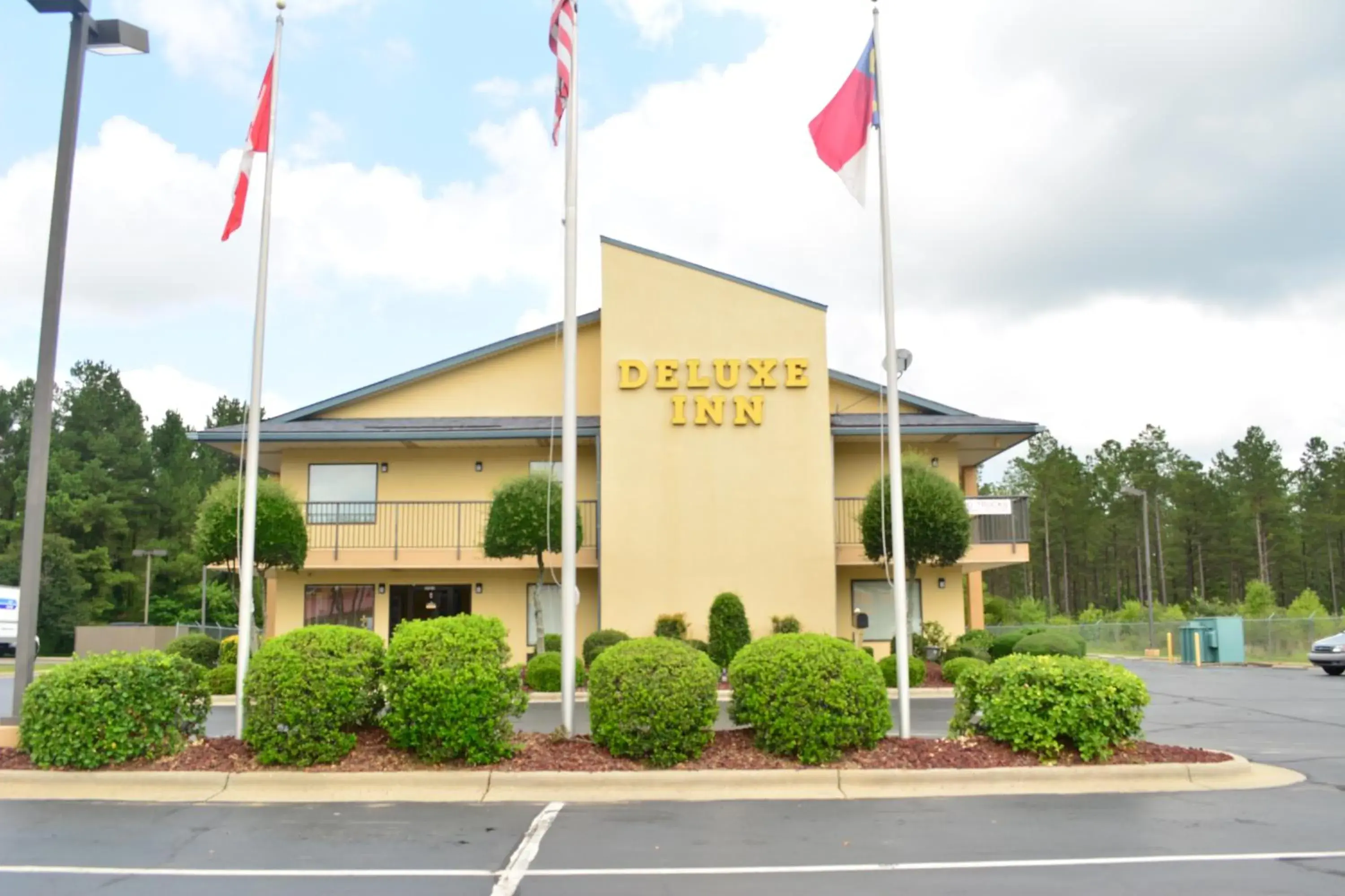 Facade/entrance in Deluxe Inn - Fayetteville I-95 Facade/entrance in Deluxe Inn - Fayetteville I-95
