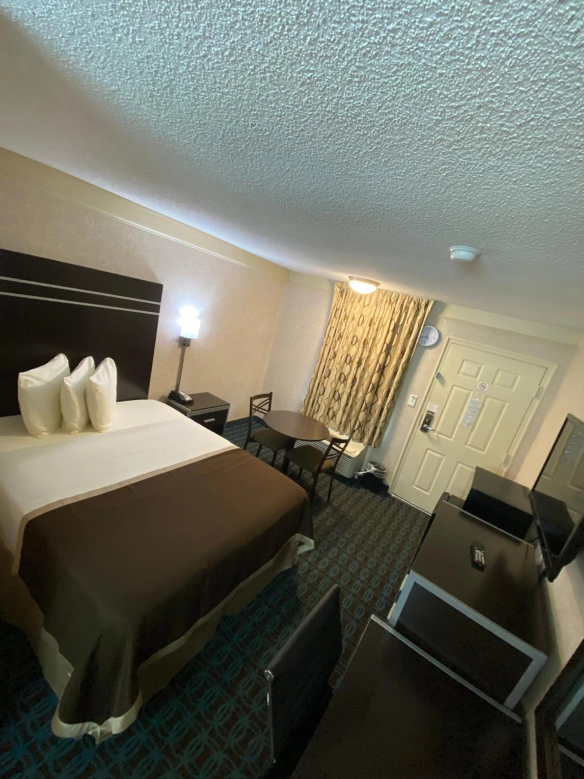 Bed in Deluxe Inn - Fayetteville I-95