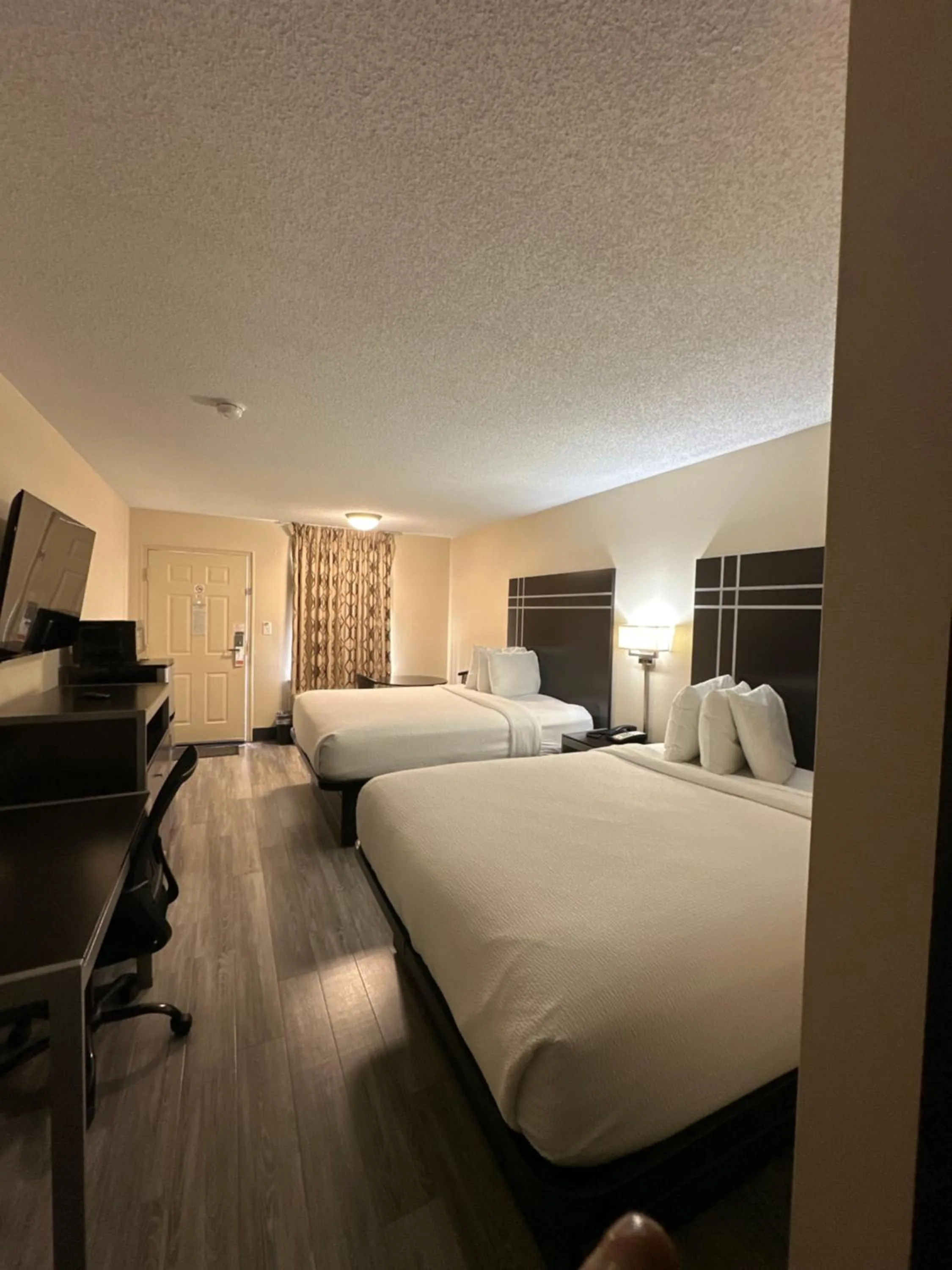 Bed in Deluxe Inn - Fayetteville I-95