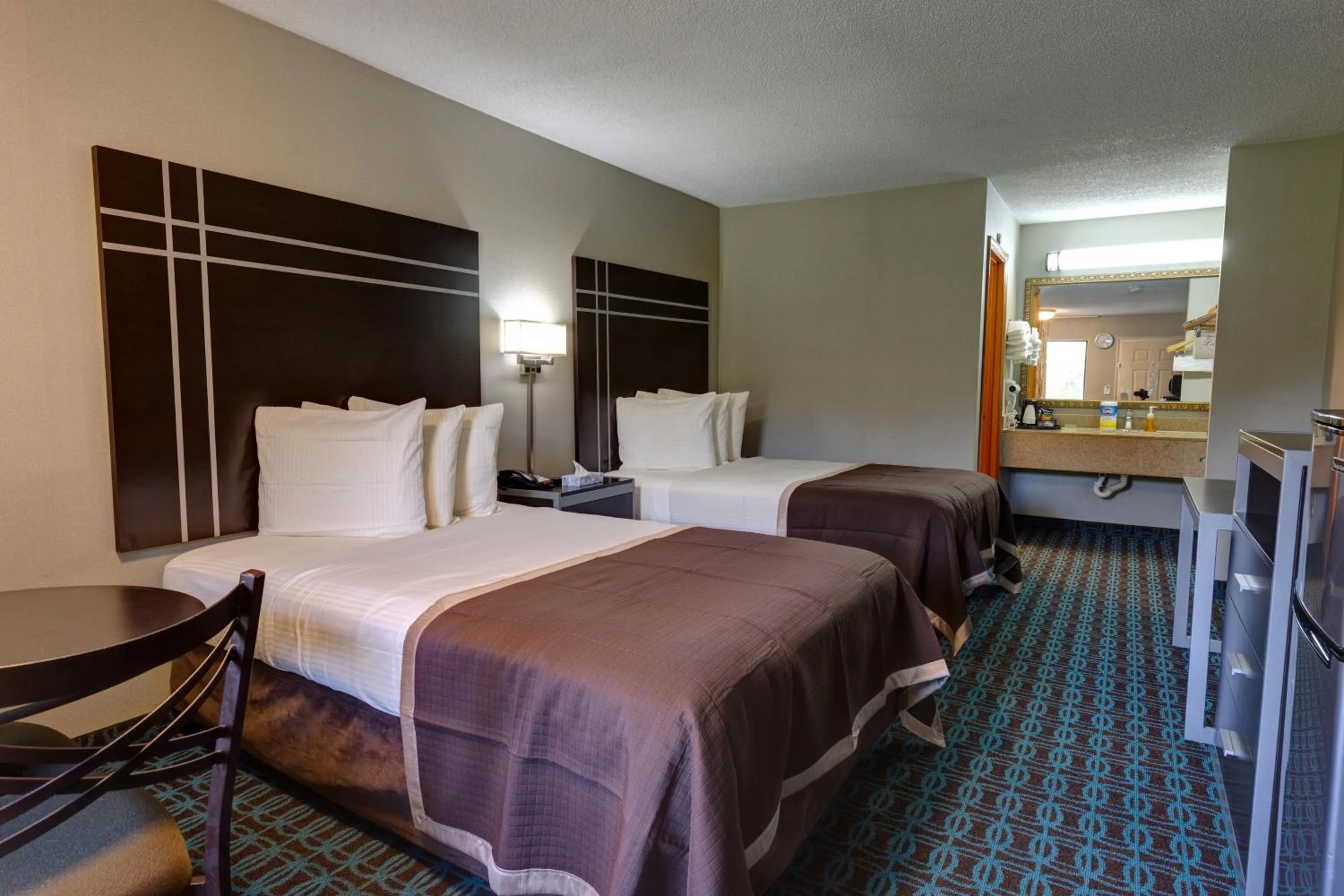 Bed in Deluxe Inn - Fayetteville I-95