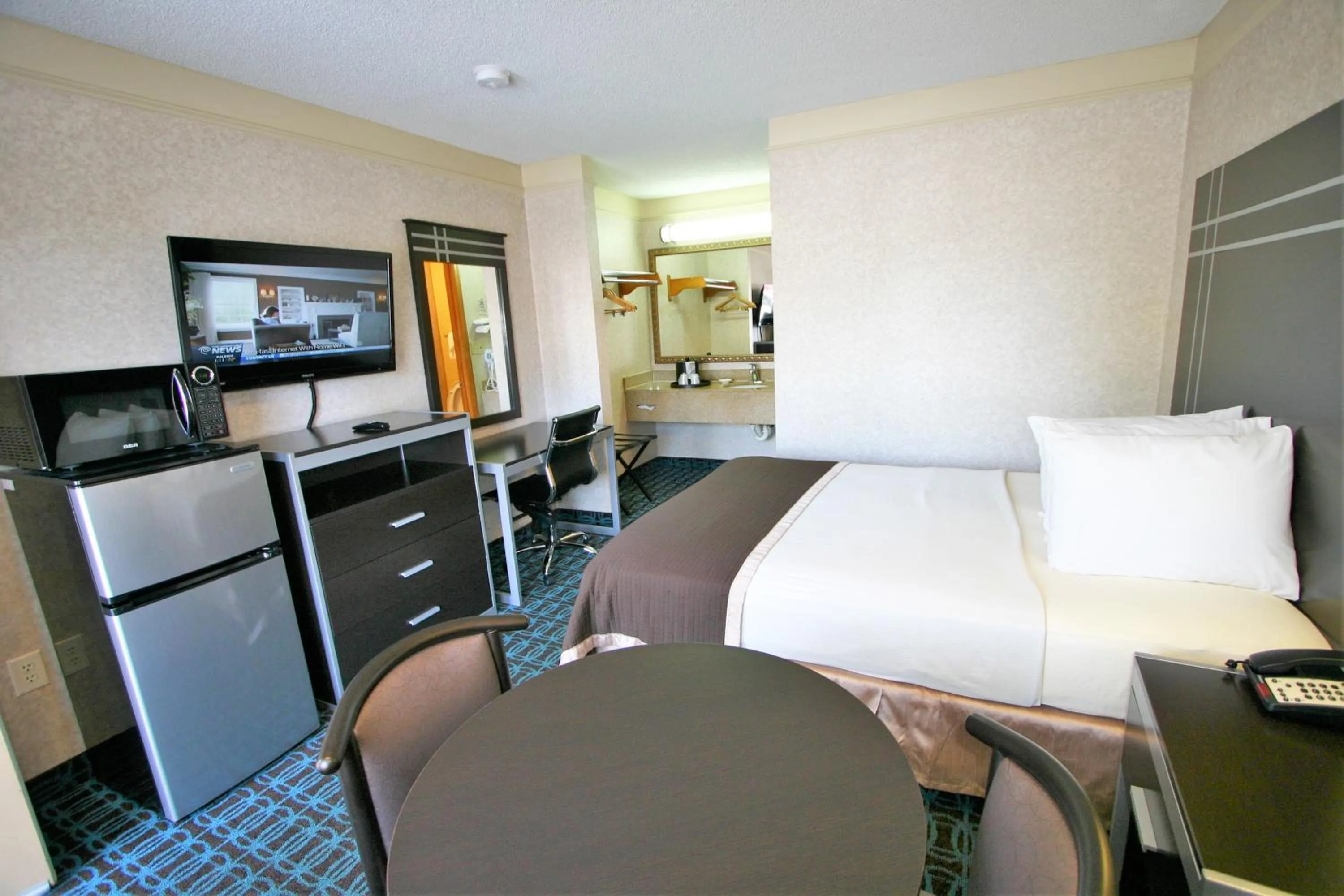 Photo of the whole room in Deluxe Inn - Fayetteville I-95