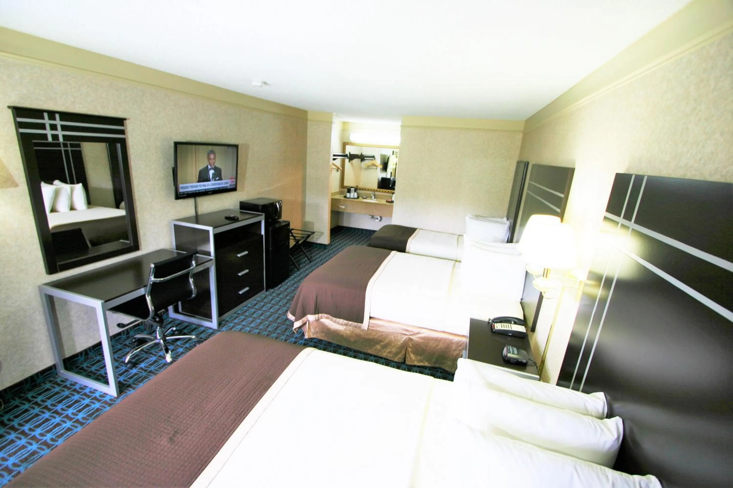 Photo of the whole room, Bed in Deluxe Inn - Fayetteville I-95