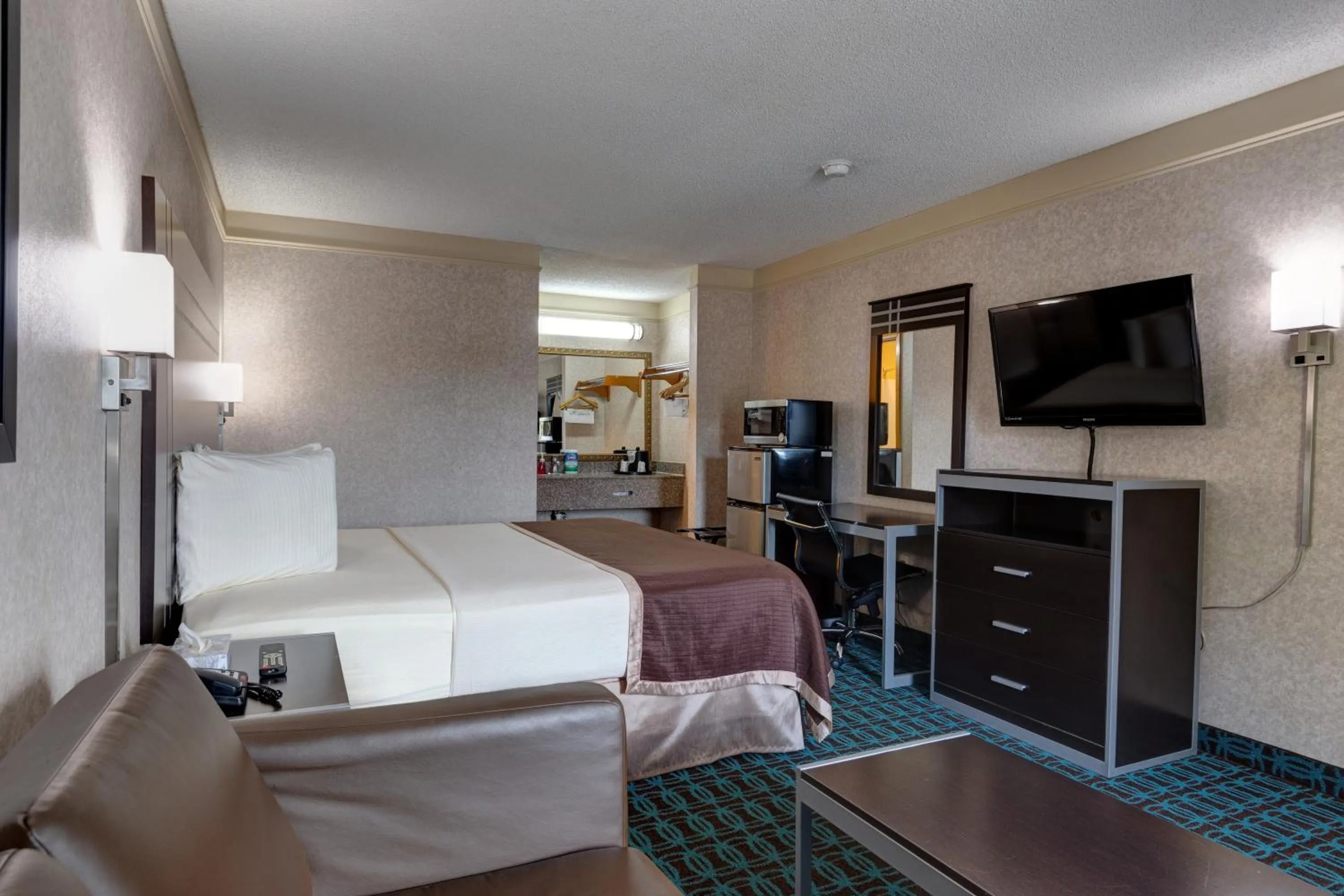 Bed in Deluxe Inn - Fayetteville I-95