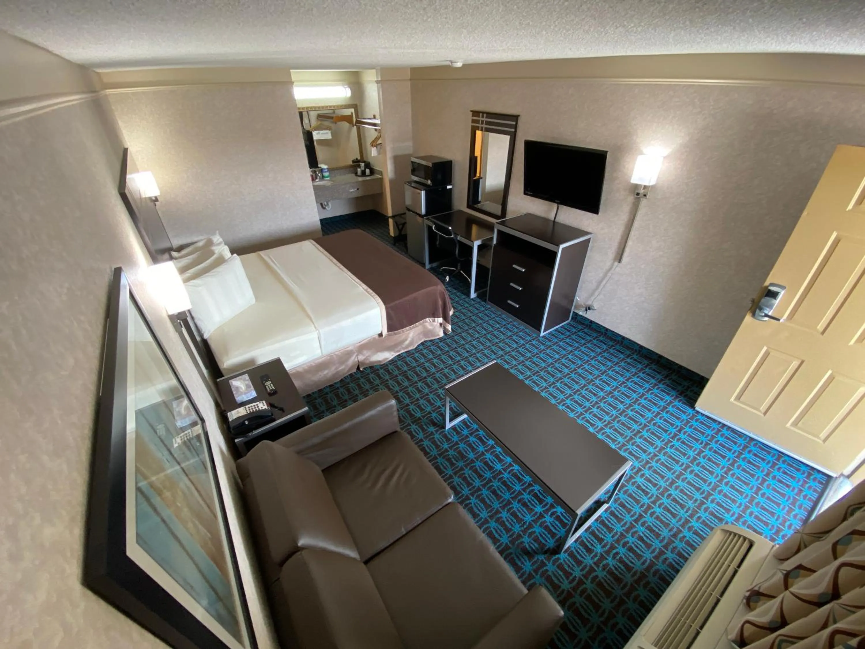 Bed in Deluxe Inn - Fayetteville I-95