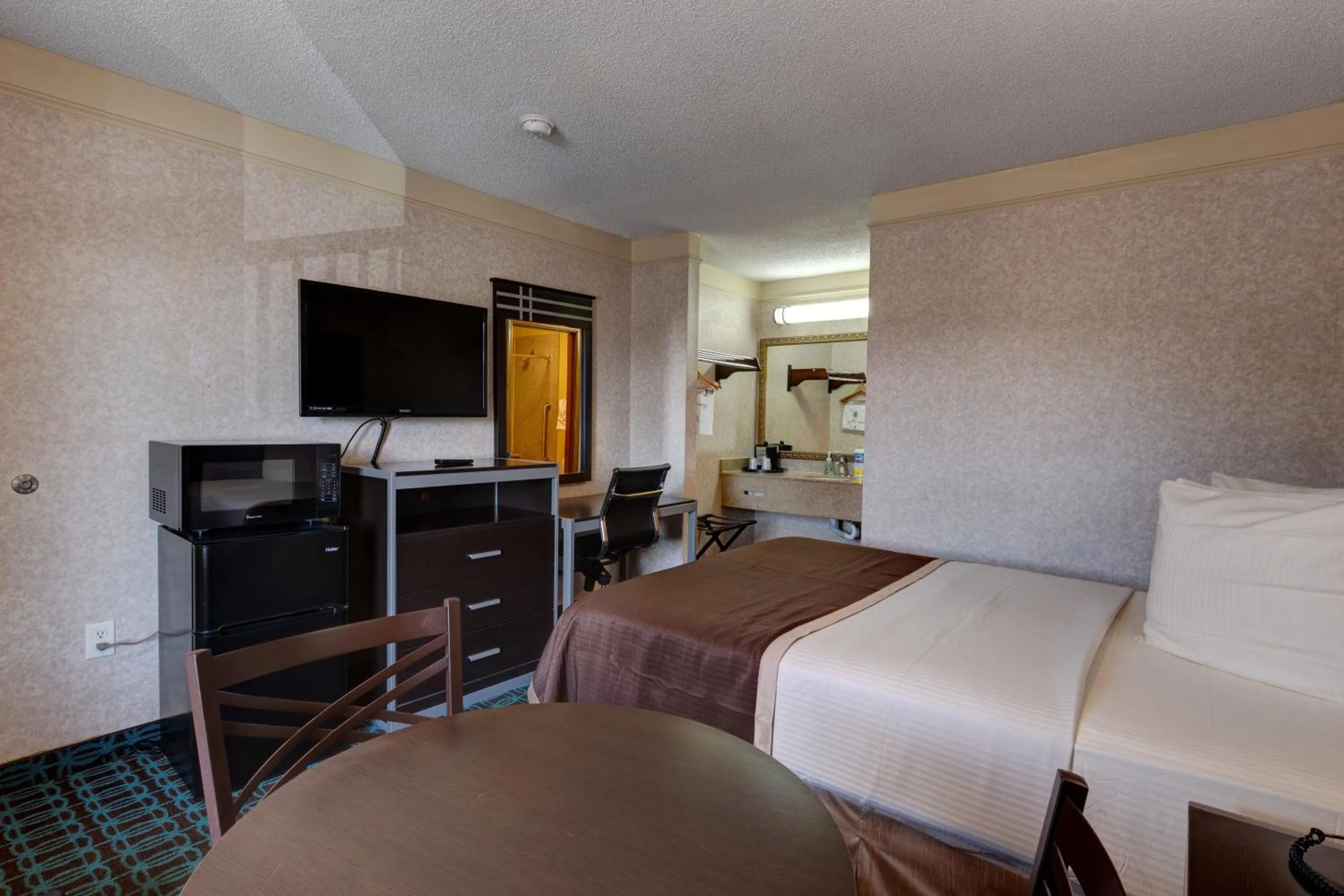 Bed in Deluxe Inn - Fayetteville I-95