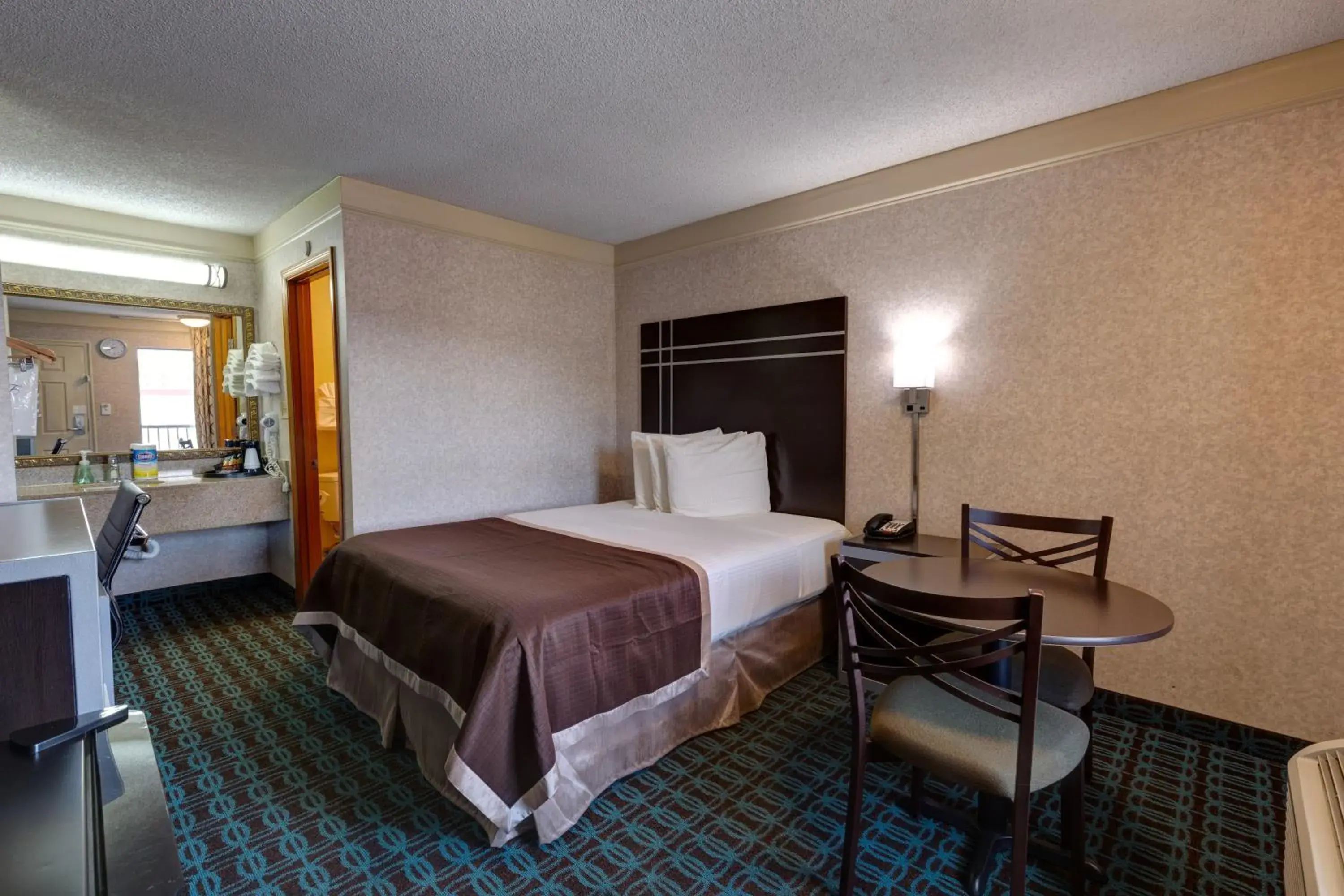 Bed in Deluxe Inn - Fayetteville I-95 Bed in Deluxe Inn - Fayetteville I-95