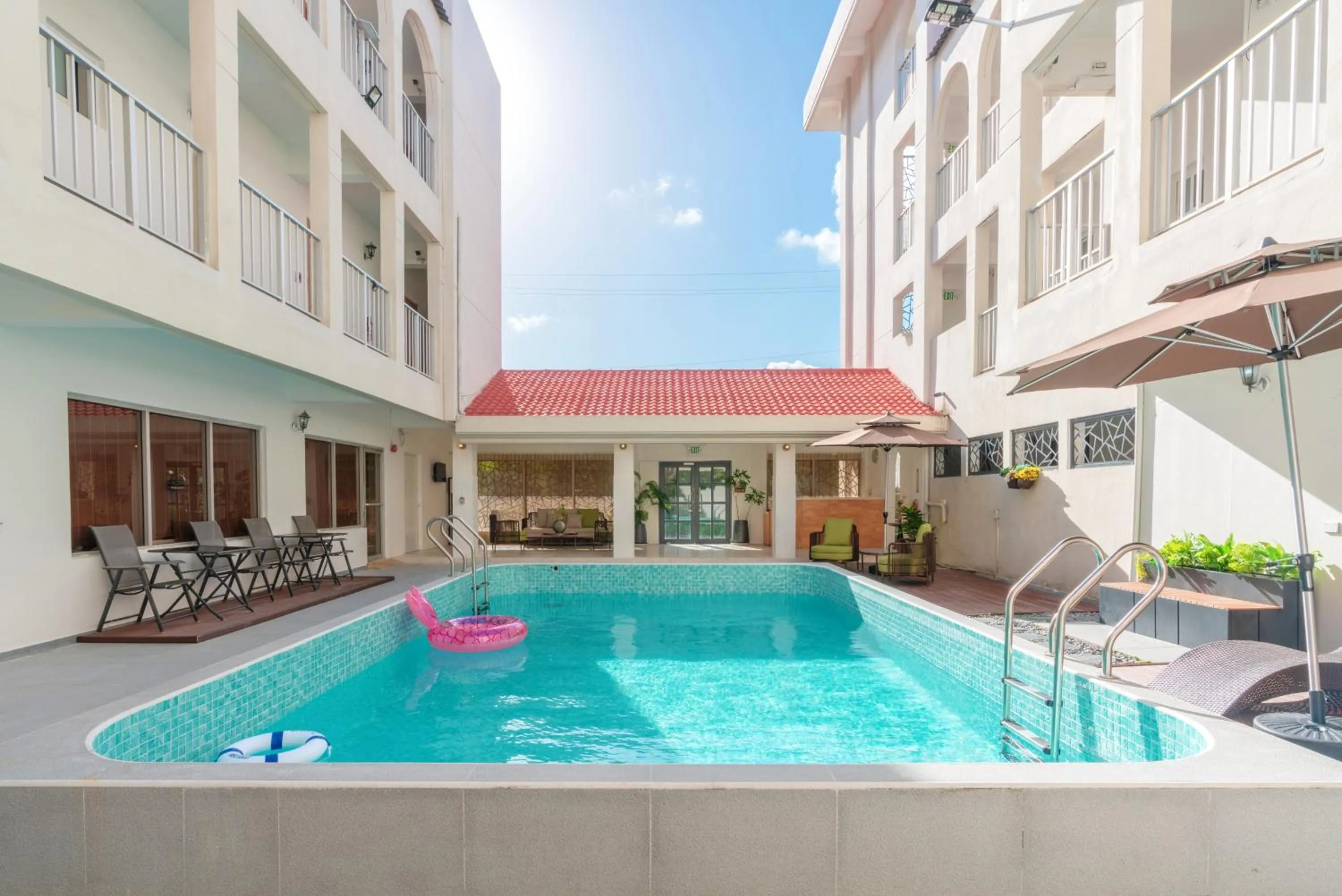 Swimming pool in Seabreaze Garden