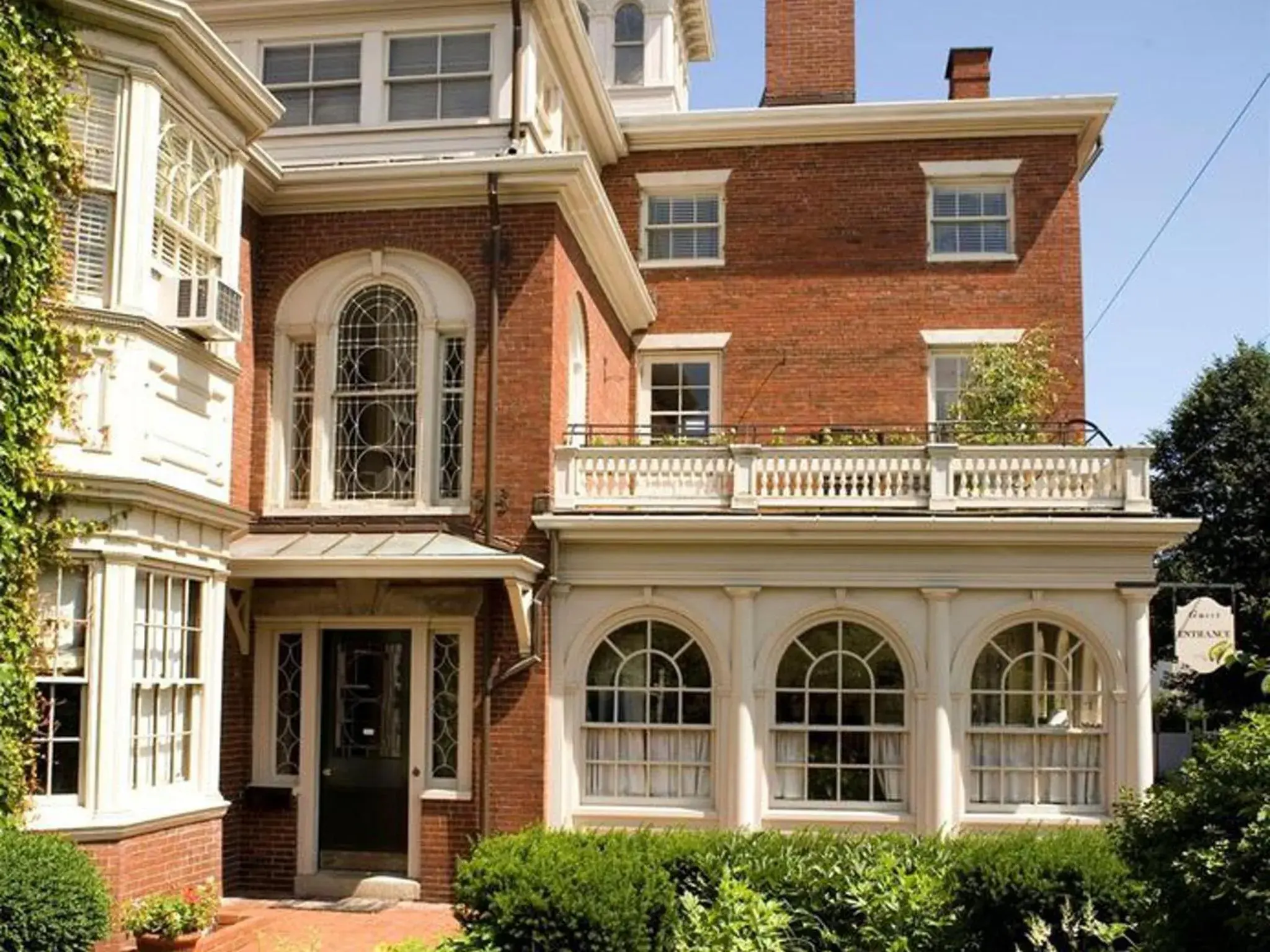 Facade/entrance in Blind Tiger Portland - Danforth Street Guest House Facade/entrance in Blind Tiger Portland - Danforth Street Guest House