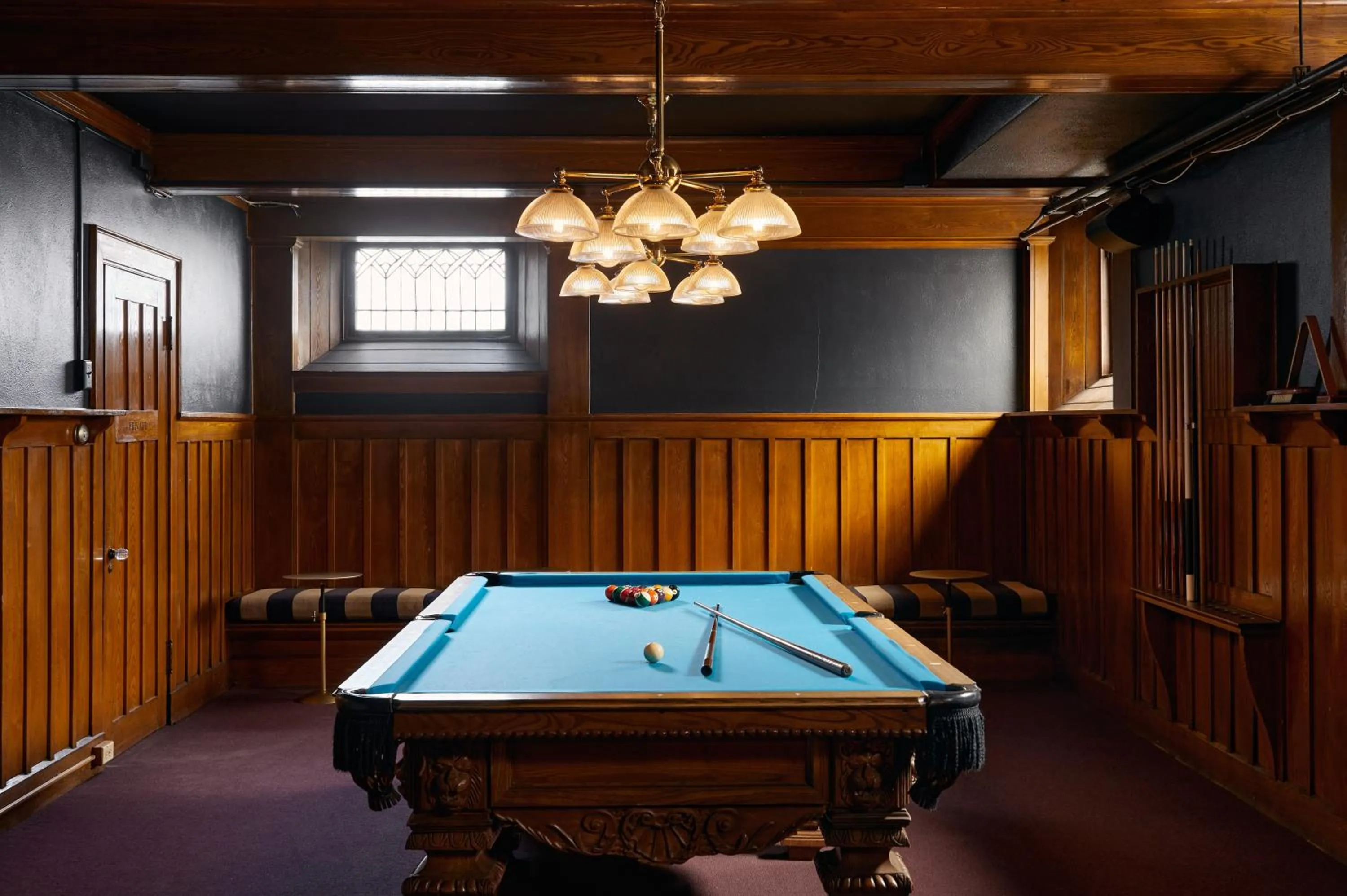 Billiard in Blind Tiger Portland - Danforth Street Guest House
