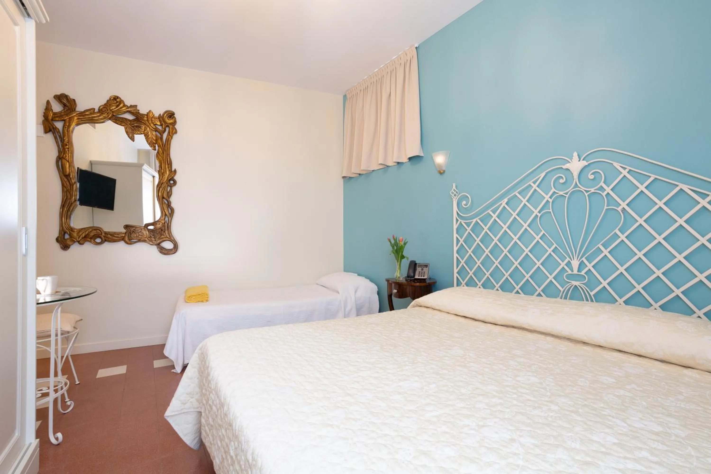 Photo of the whole room, Bed in La Castellana Loft Hotel