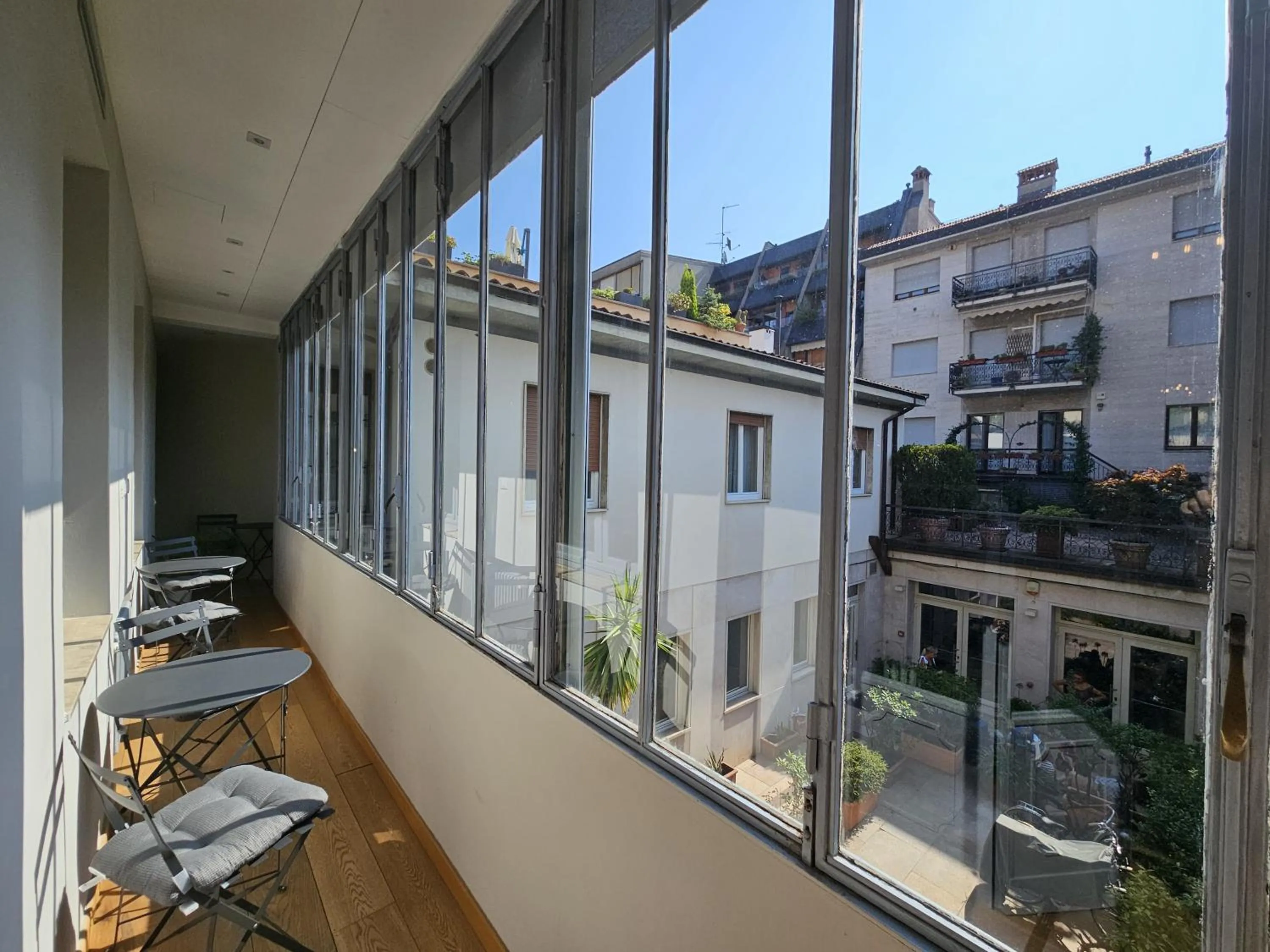 Communal lounge/ TV room in La Castellana Loft Hotel