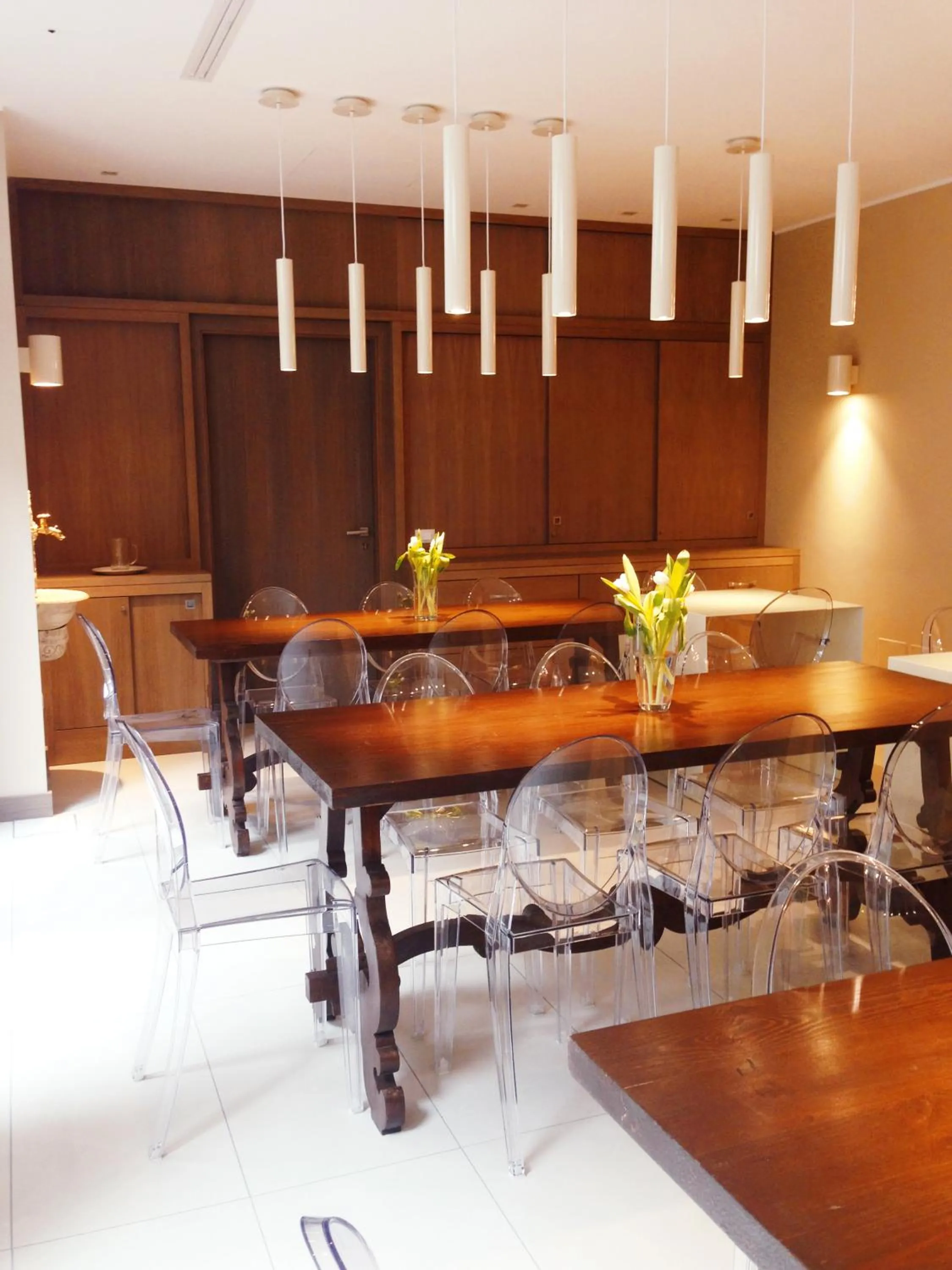 Communal lounge/ TV room in La Castellana Loft Hotel