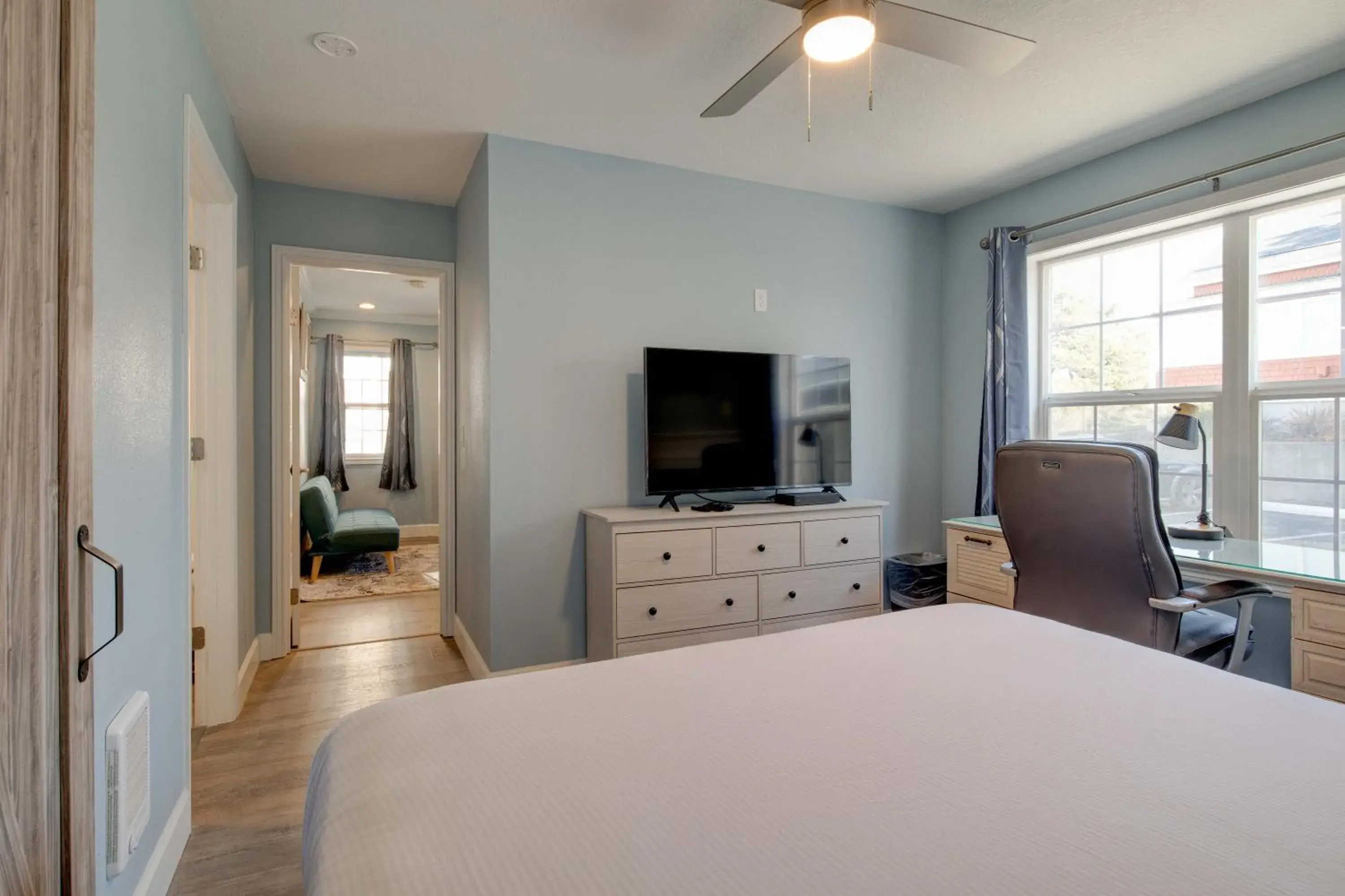 Bedroom, Bed in Inn of the Four Winds Seaside Oceanfront Bedroom, Bed in Inn of the Four Winds Seaside Oceanfront