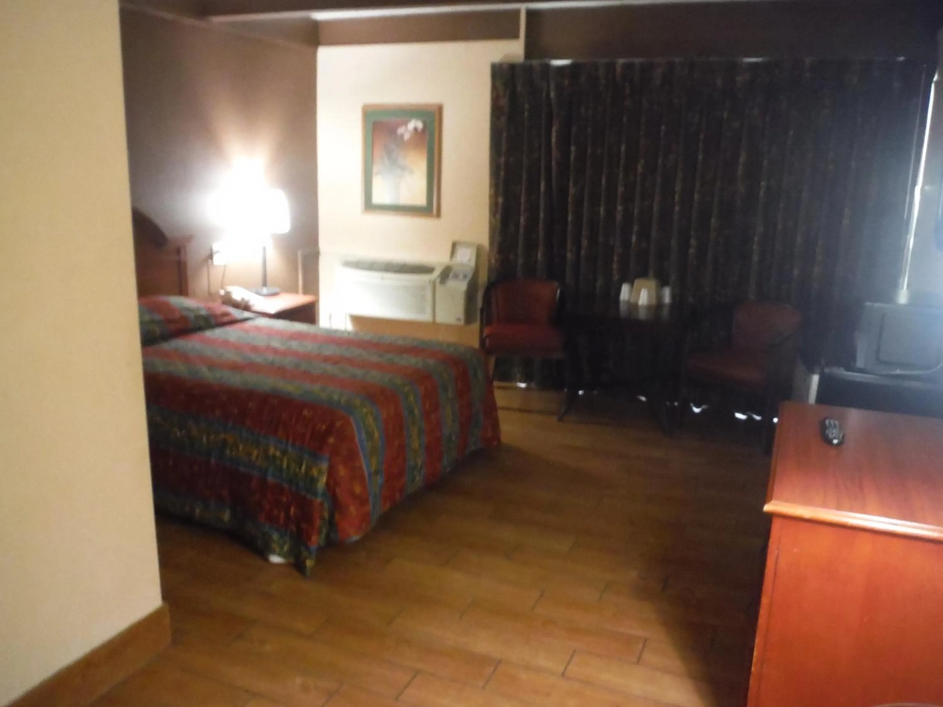 Photo of the whole room, Bed in Budgetel Inn & Suites Hotel
