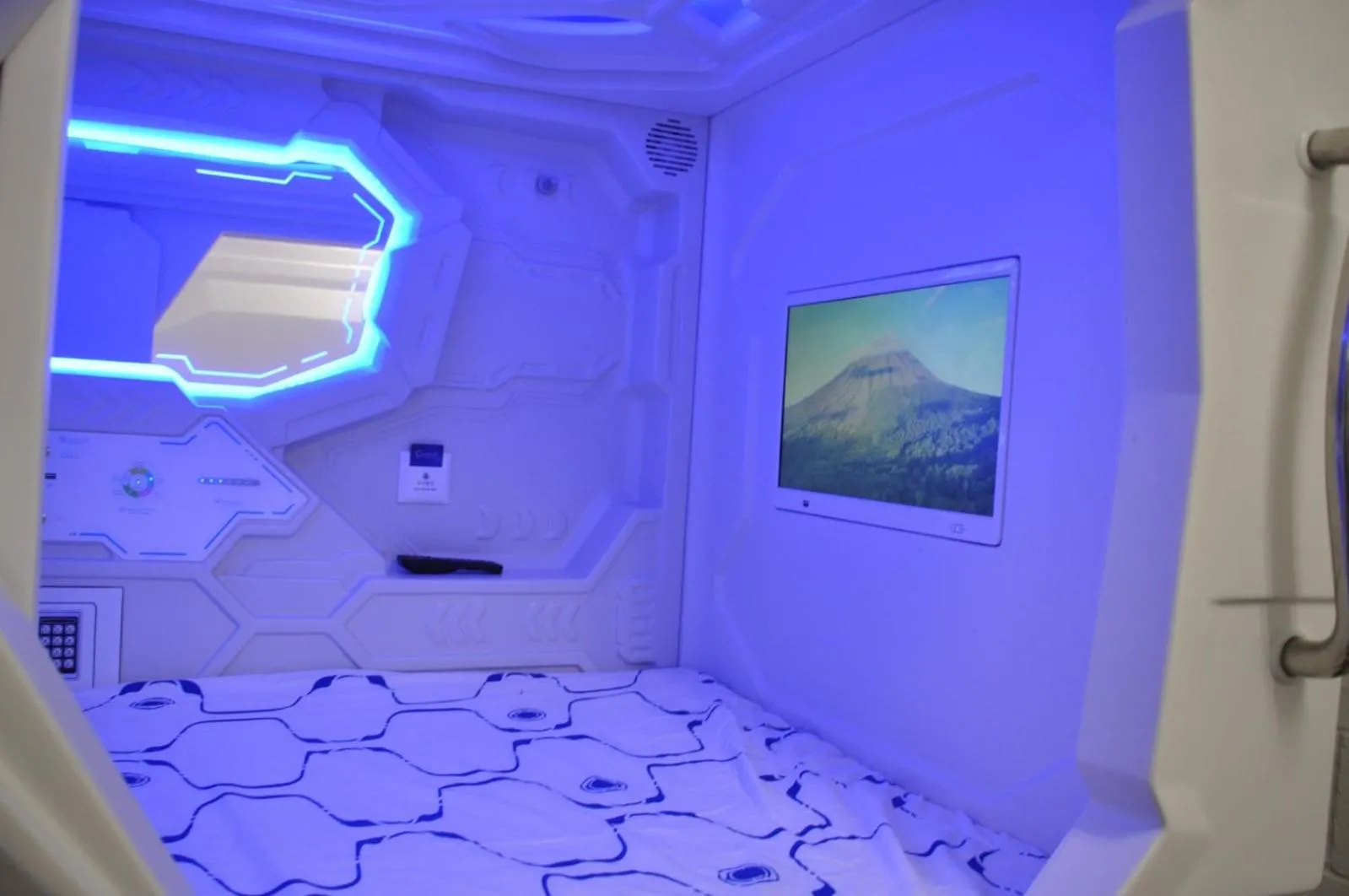 Cosmos Capsule Hub London