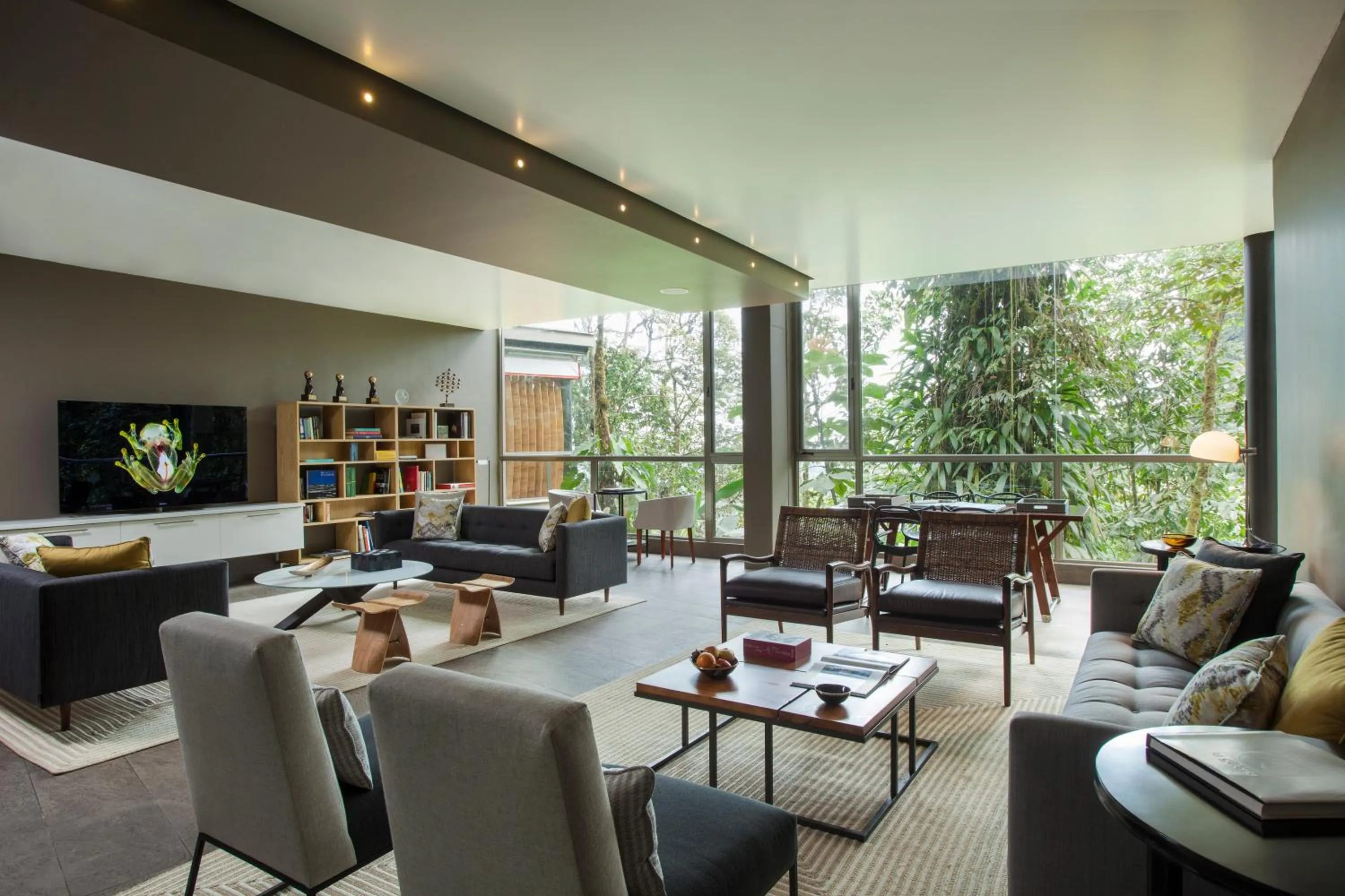 Communal lounge/ TV room in Mashpi Lodge