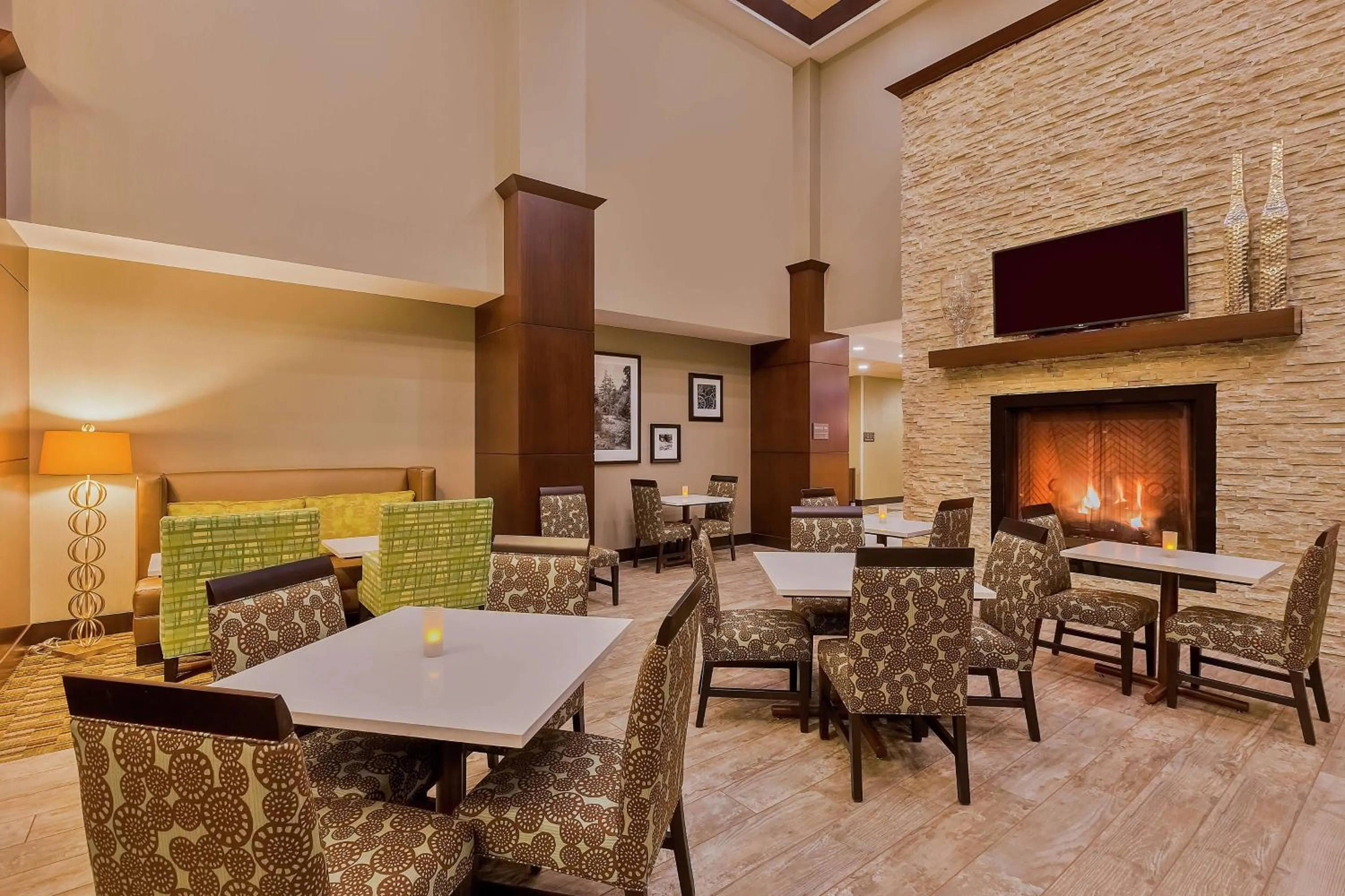 Dining area in Hampton Inn & Suites Bend