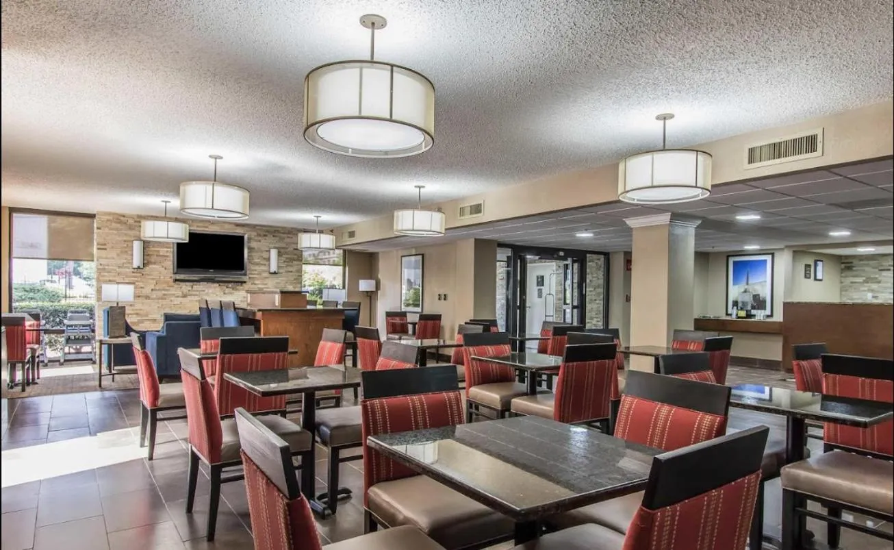 Restaurant/Places to Eat in Comfort Inn Jackson