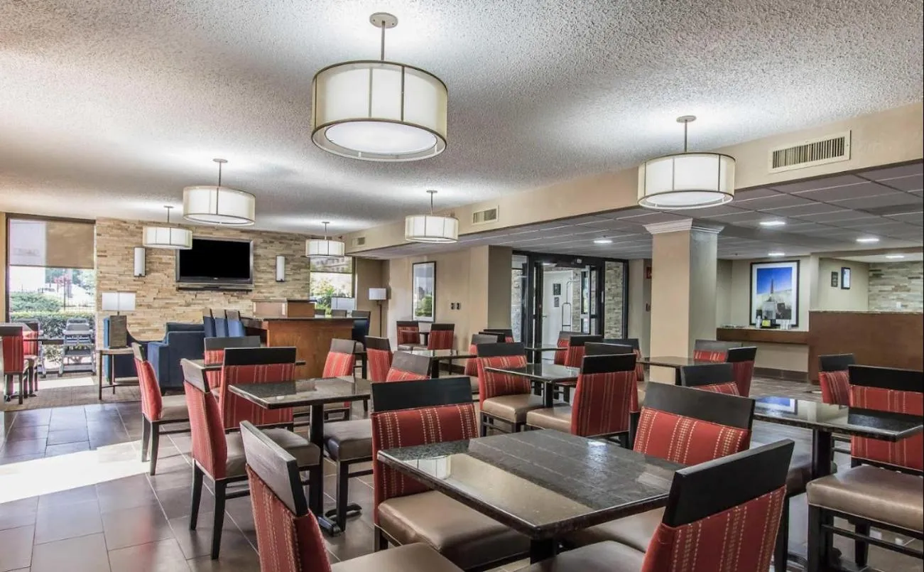 Communal lounge/ TV room, Restaurant/Places to Eat in Comfort Inn Jackson