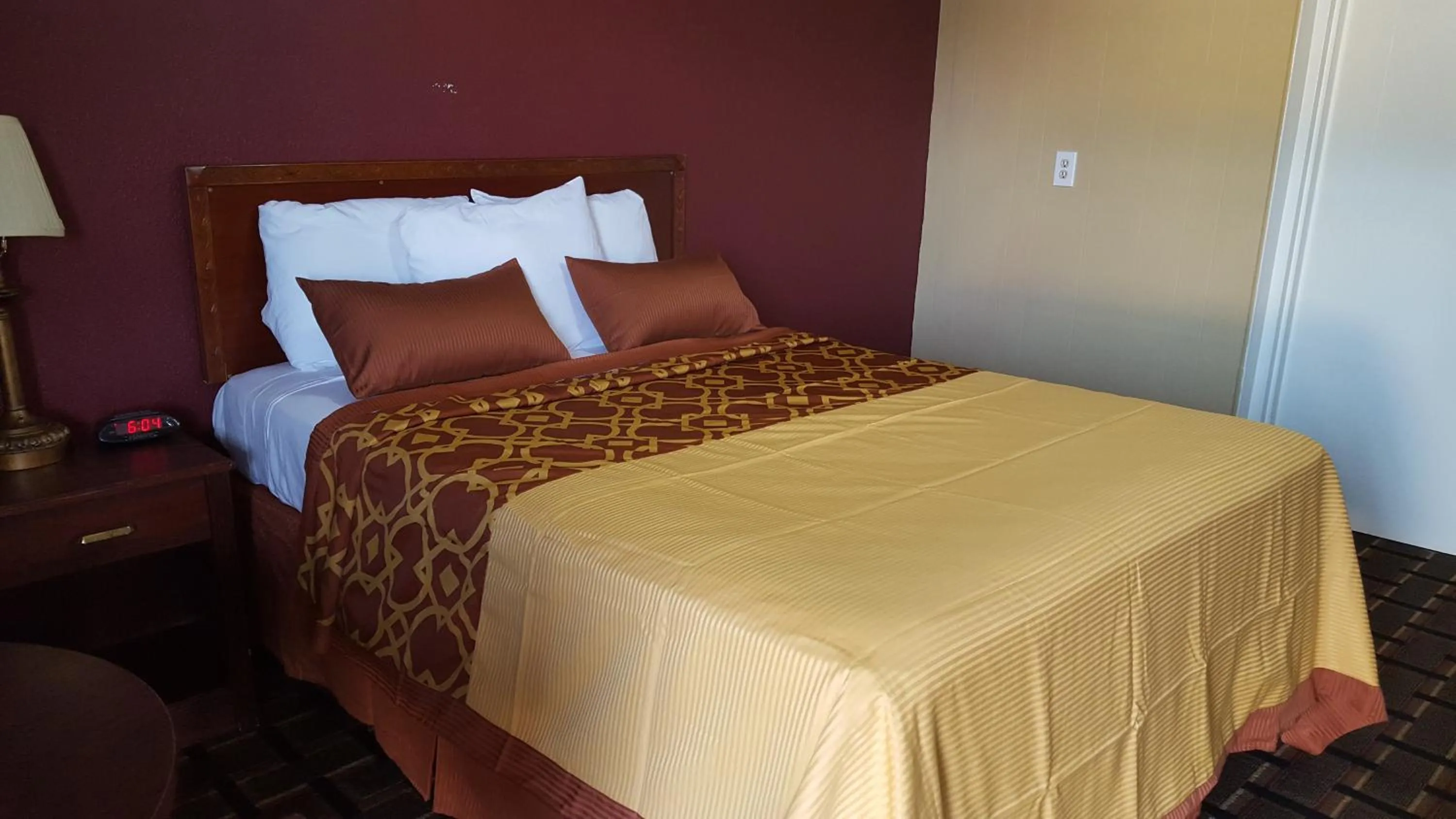 Bedroom in Royal Inn