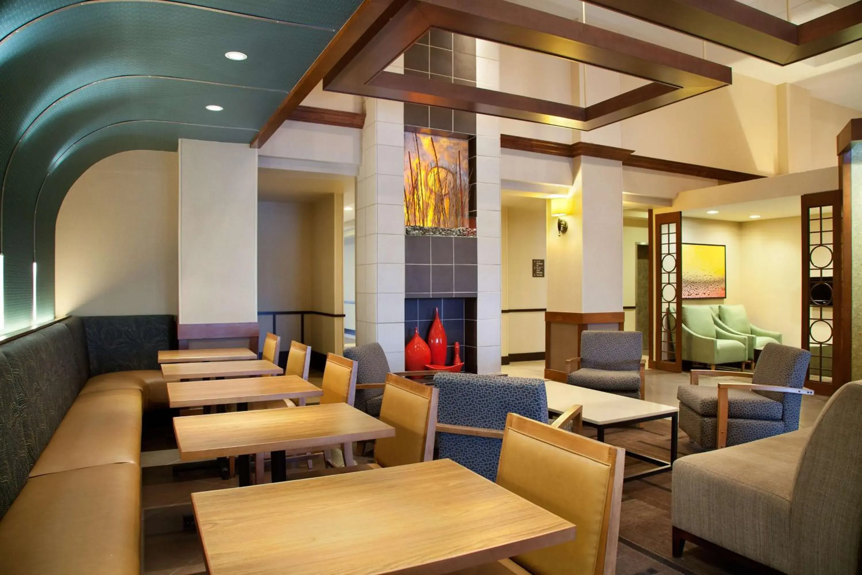 Lounge or bar in Hyatt Place Denver-South/Park Meadows Lounge or bar in Hyatt Place Denver-South/Park Meadows