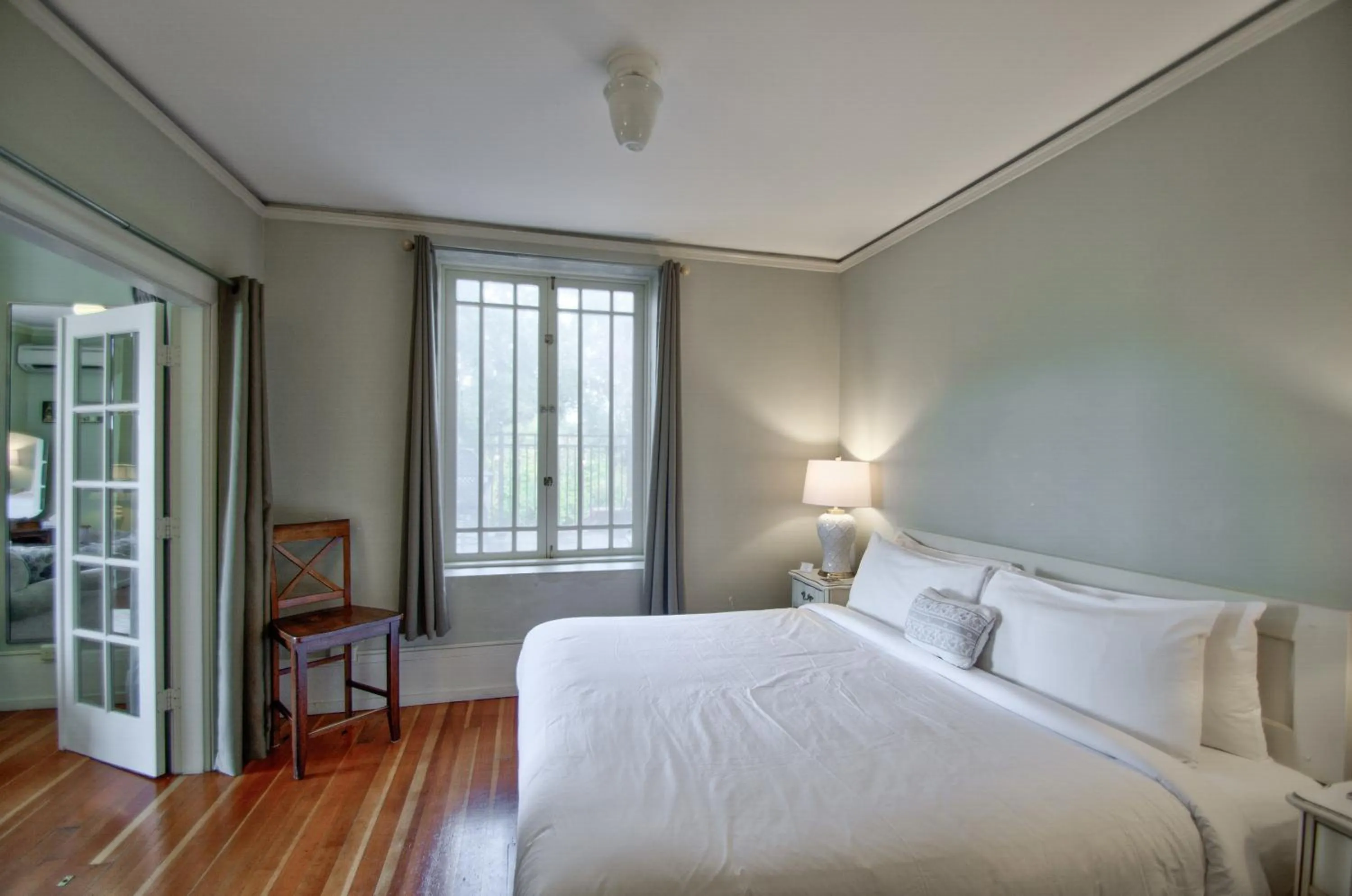 Bedroom, Bed in Centralia Square Grand Ballroom and Vintage Hotel