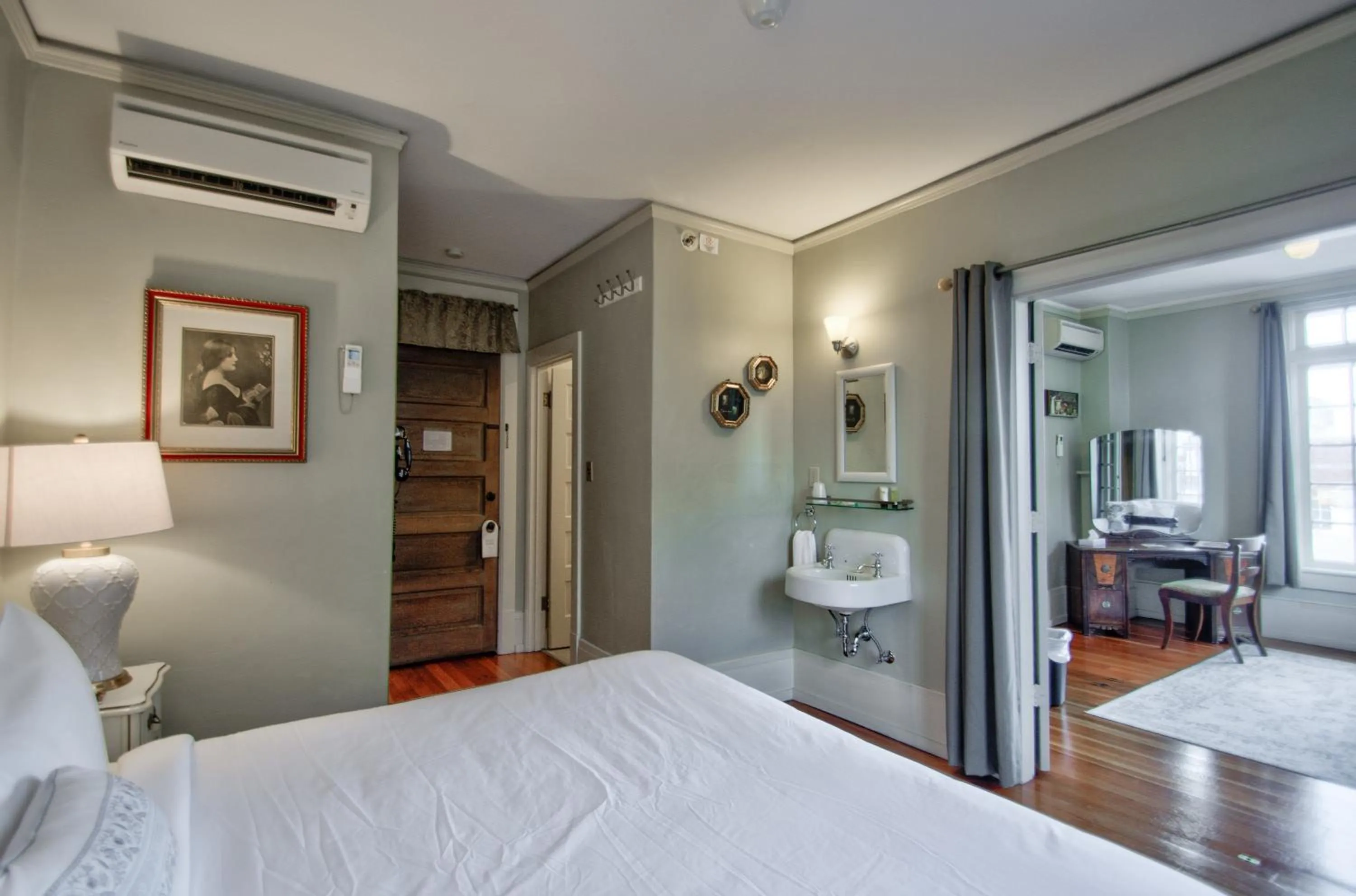 Bedroom, Bed in Centralia Square Grand Ballroom and Vintage Hotel