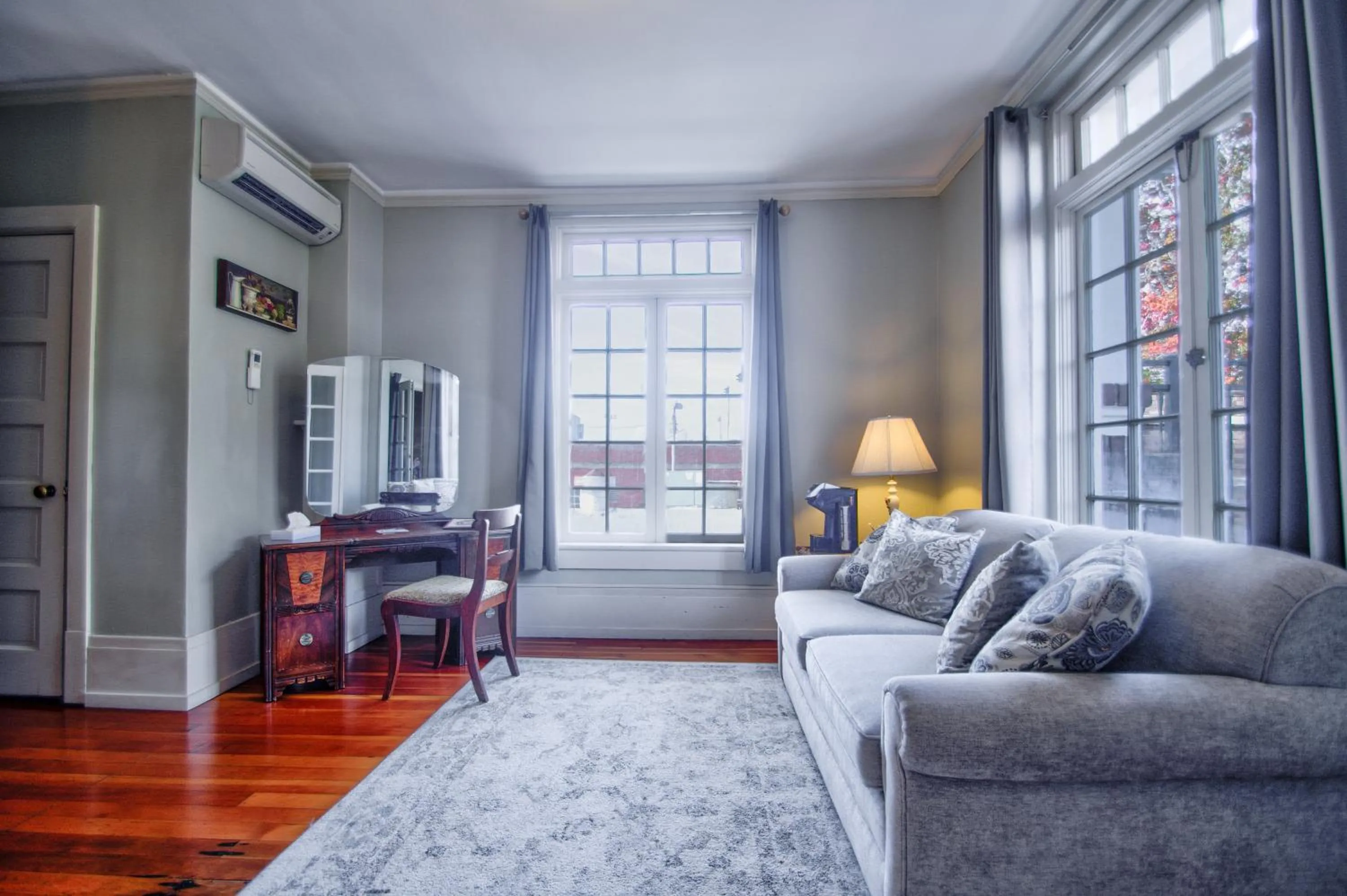 Living room in Centralia Square Grand Ballroom and Vintage Hotel