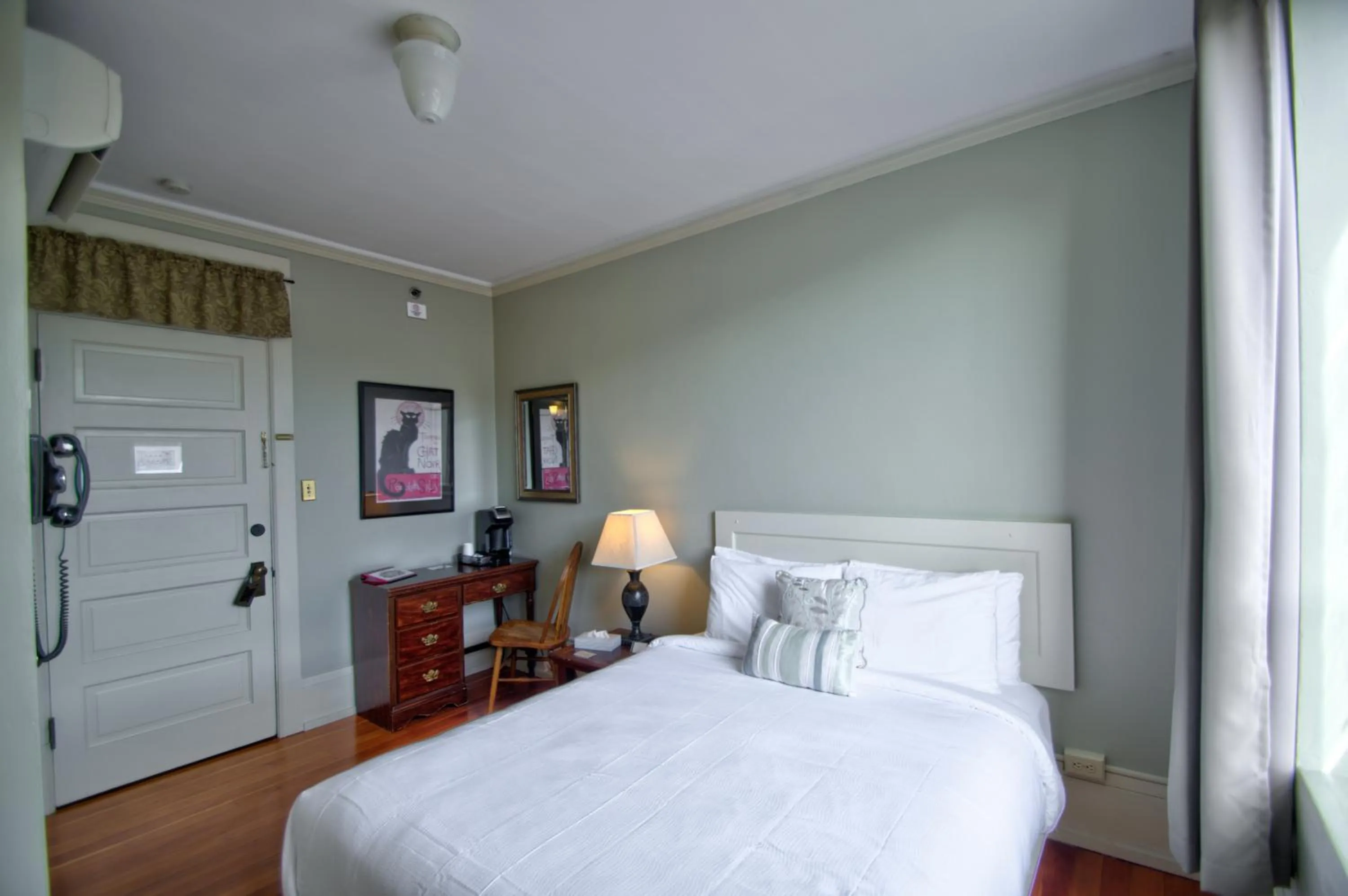 Bedroom, Bed in Centralia Square Grand Ballroom and Vintage Hotel