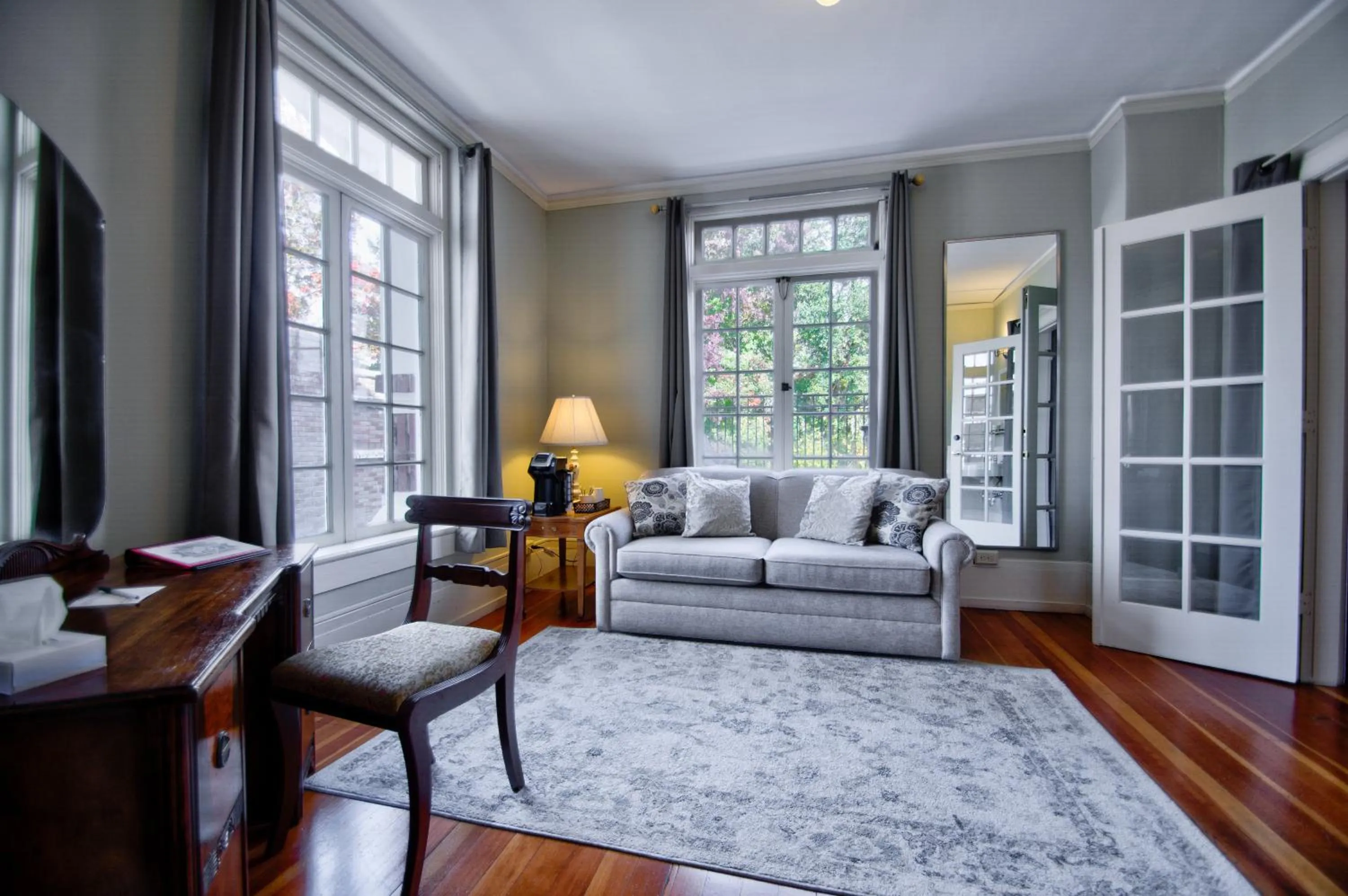 Living room in Centralia Square Grand Ballroom and Vintage Hotel