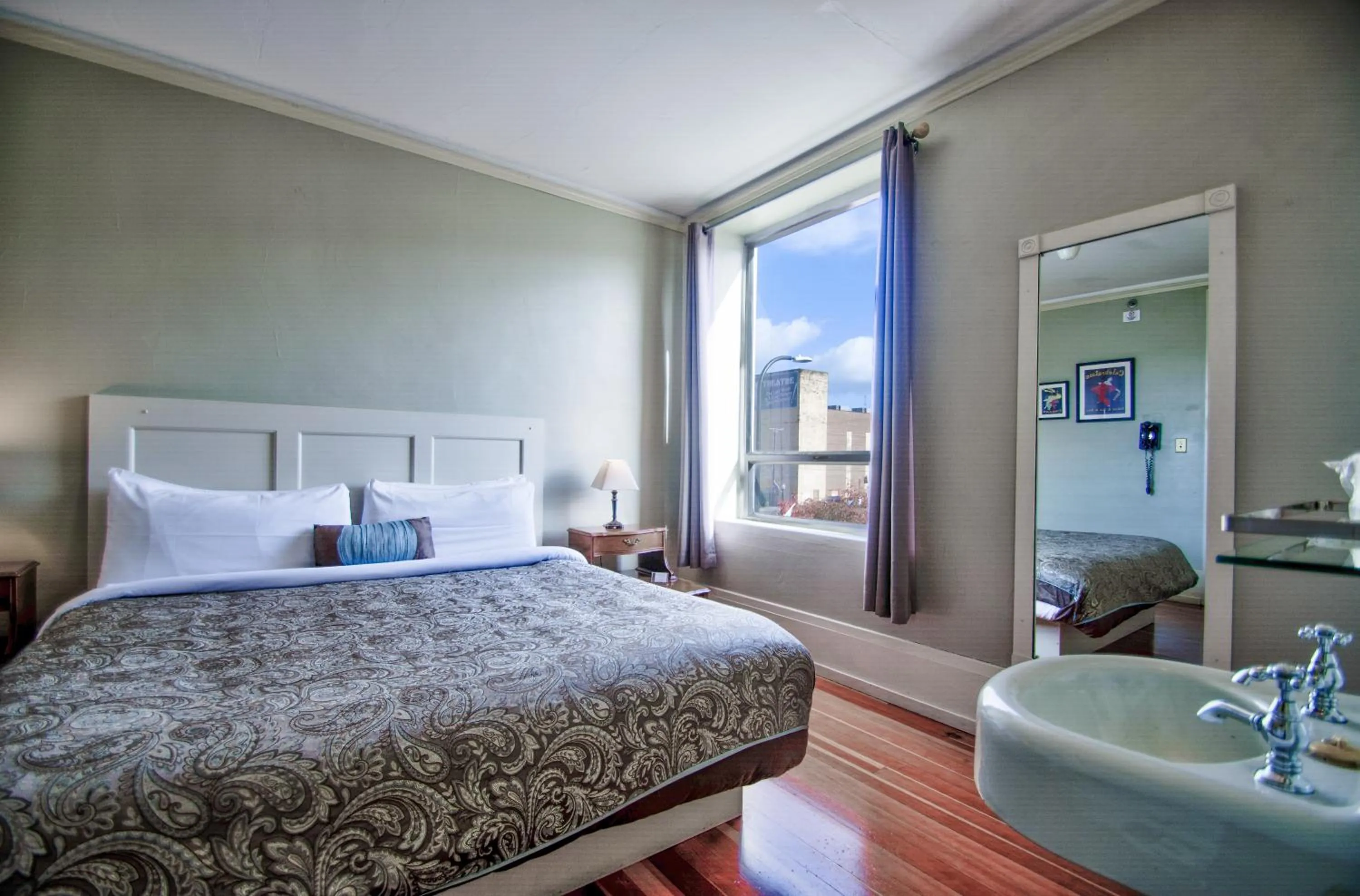 Bedroom, Bed in Centralia Square Grand Ballroom and Vintage Hotel
