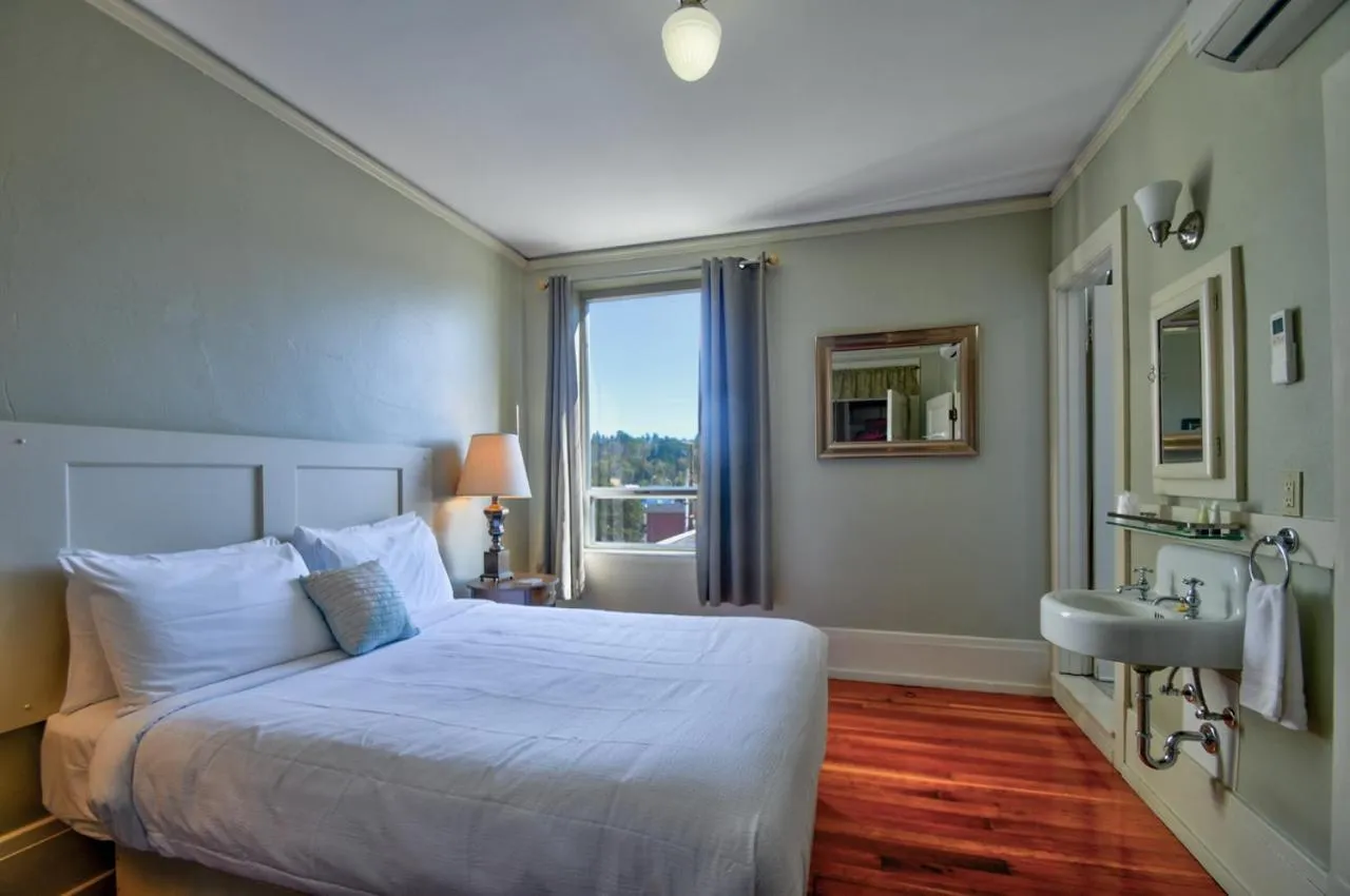 Bedroom, Bed in Centralia Square Grand Ballroom and Vintage Hotel