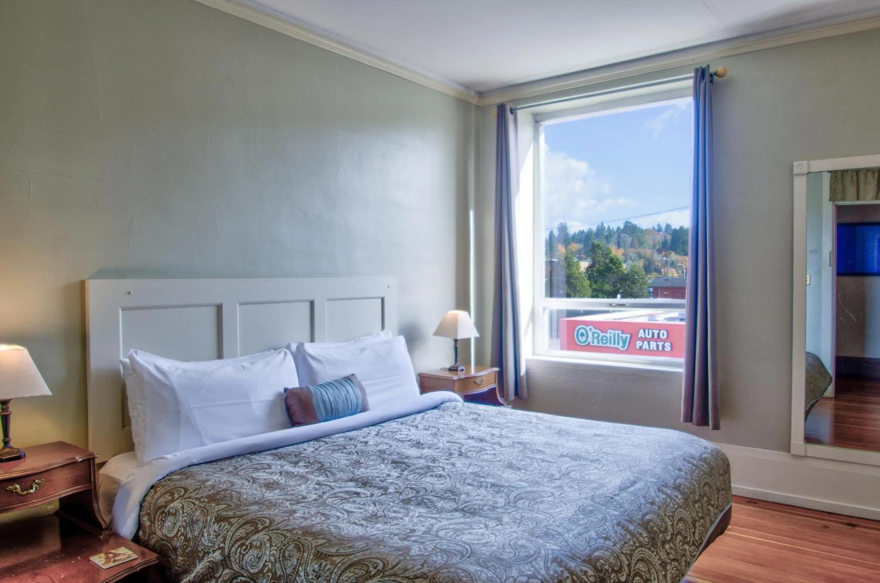 Bedroom, Bed in Centralia Square Grand Ballroom and Vintage Hotel