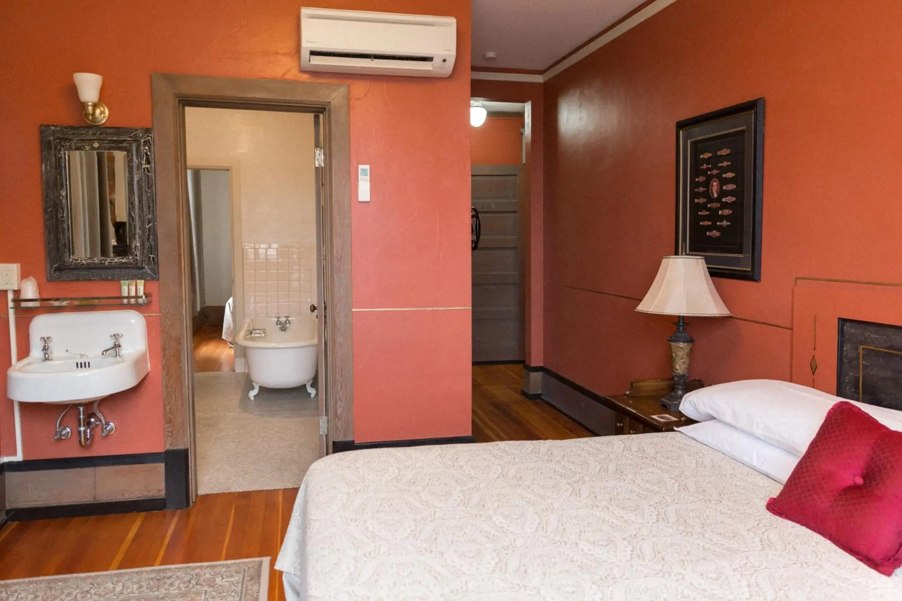 King/Queen Suite with Clawfoot Bathtub in Centralia Square Grand Ballroom and Vintage Hotel King/Queen Suite with Clawfoot Bathtub in Centralia Square Grand Ballroom and Vintage Hotel