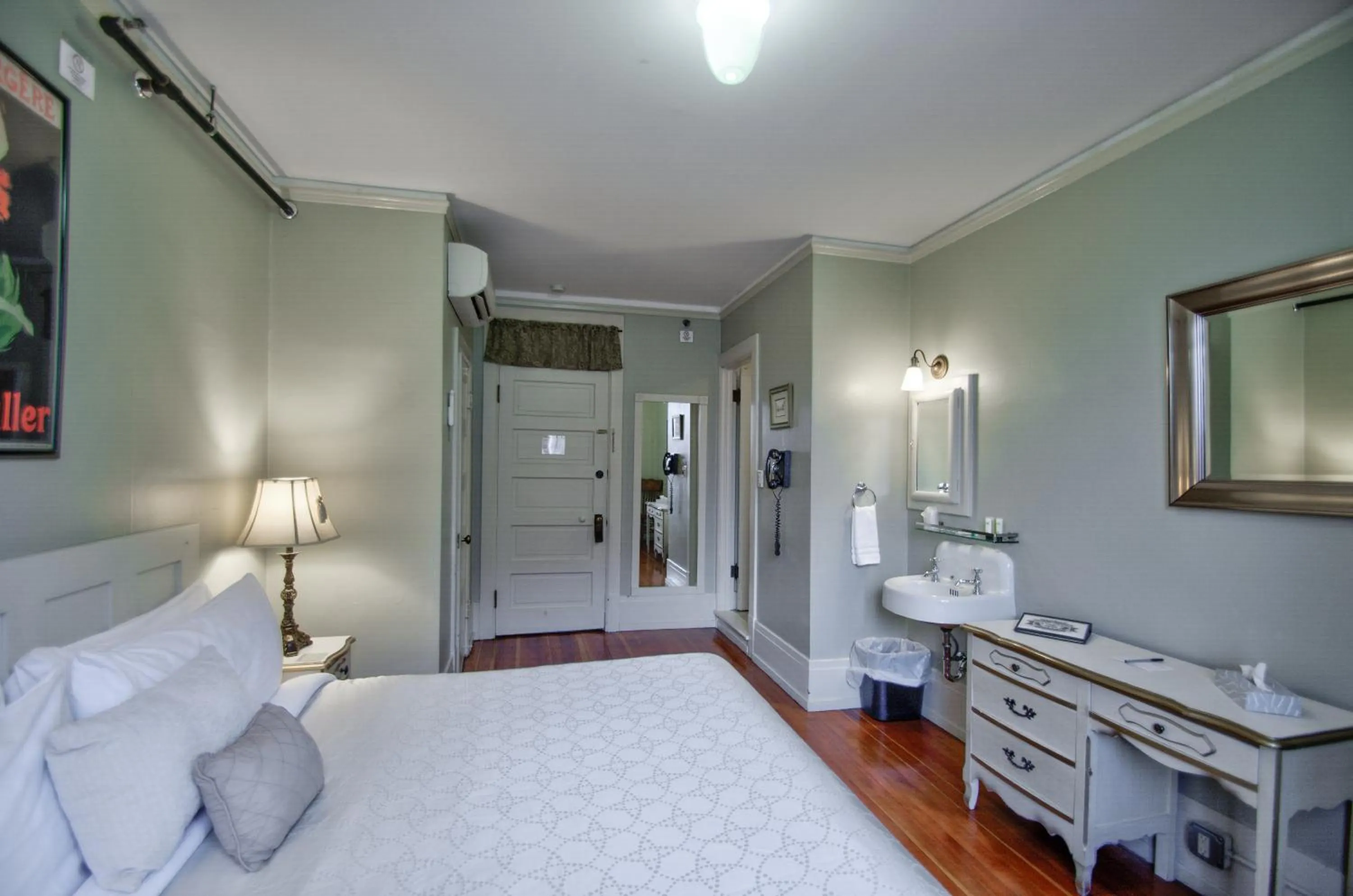 Bedroom, Bed in Centralia Square Grand Ballroom and Vintage Hotel