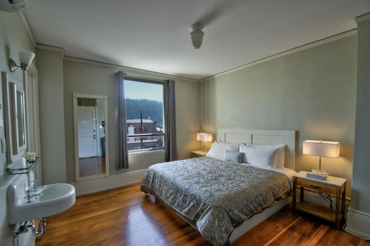 Bed in Centralia Square Grand Ballroom and Vintage Hotel