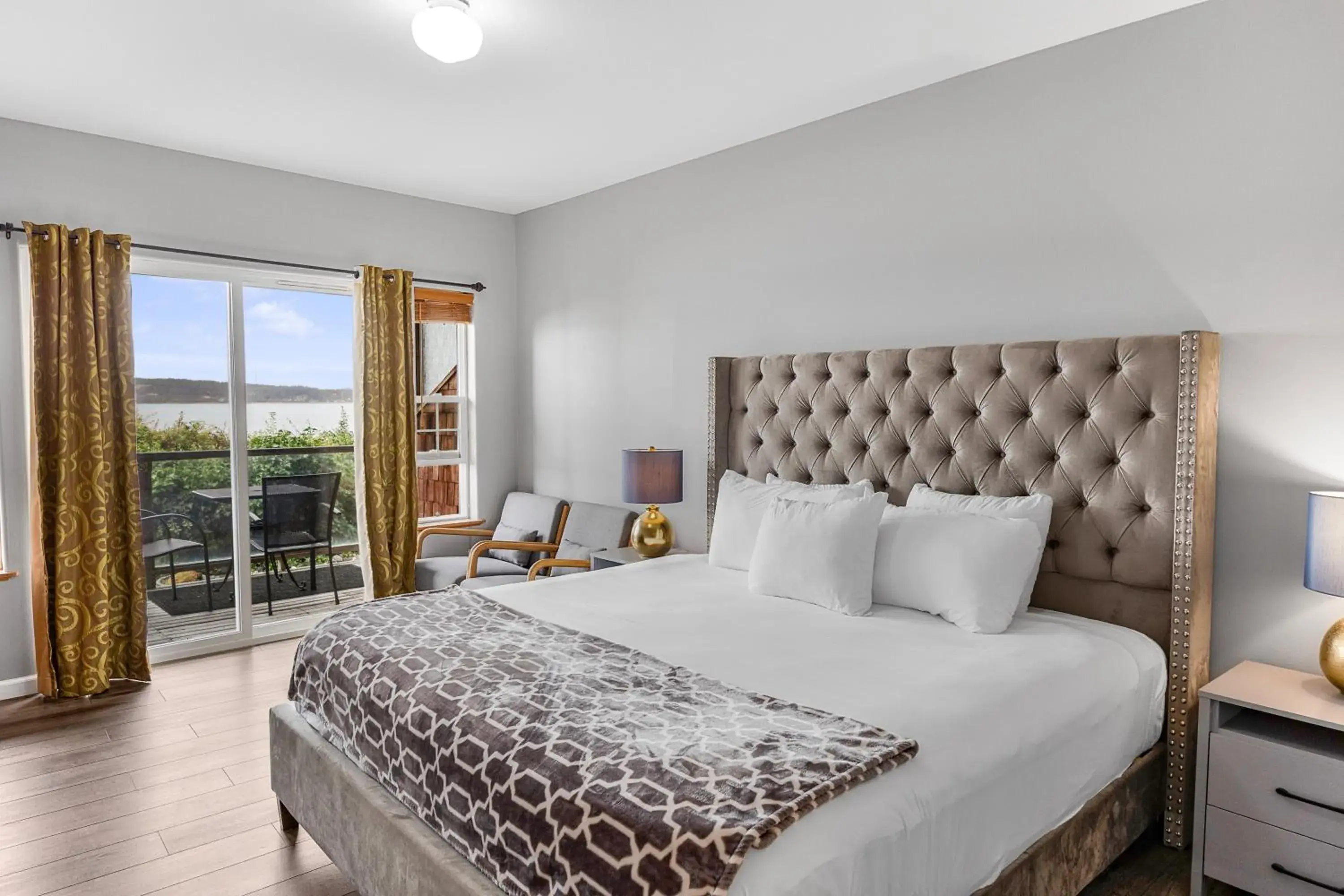 Bed in Camano Island Inn Bed in Camano Island Inn