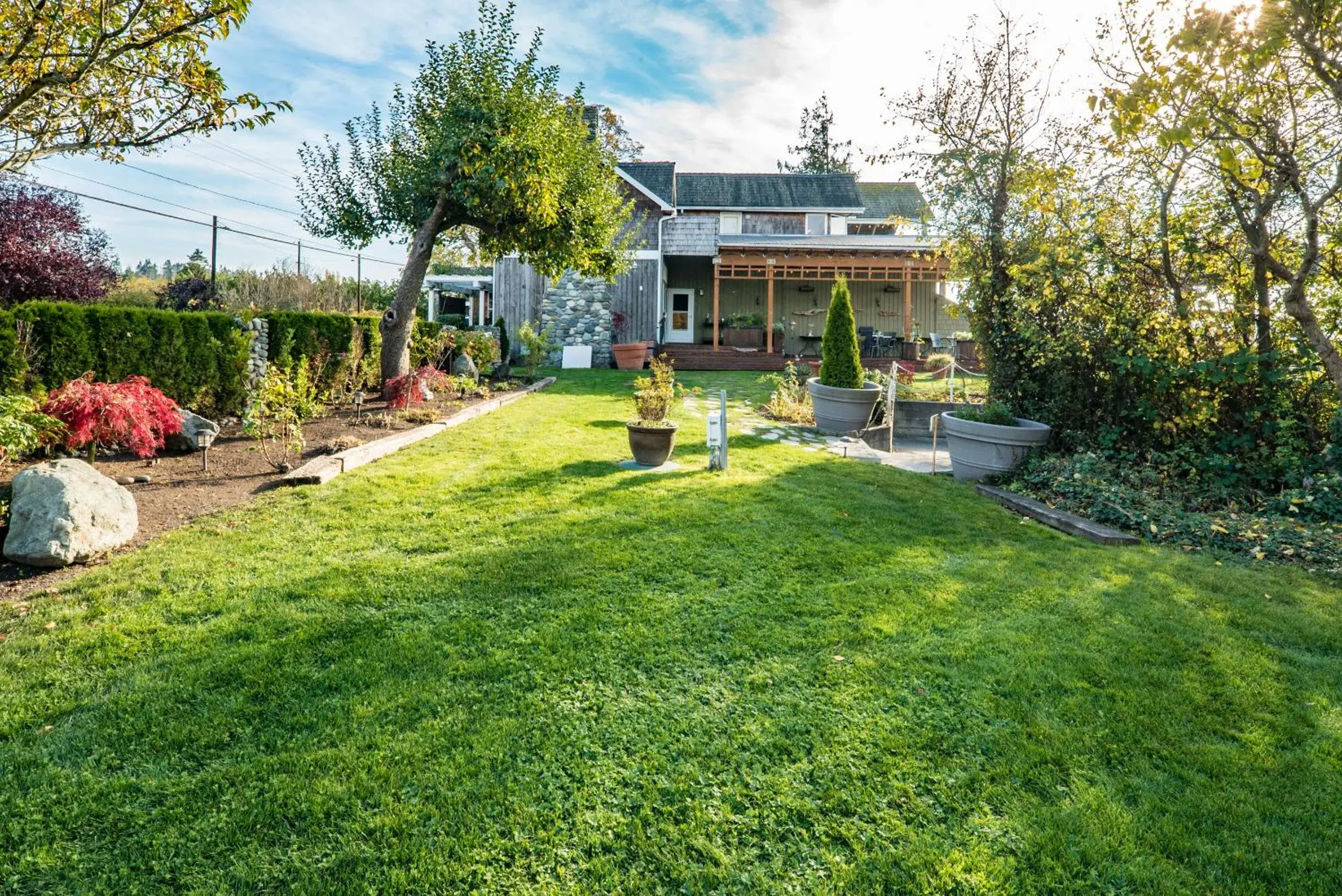 Property building in Camano Island Inn Property building in Camano Island Inn