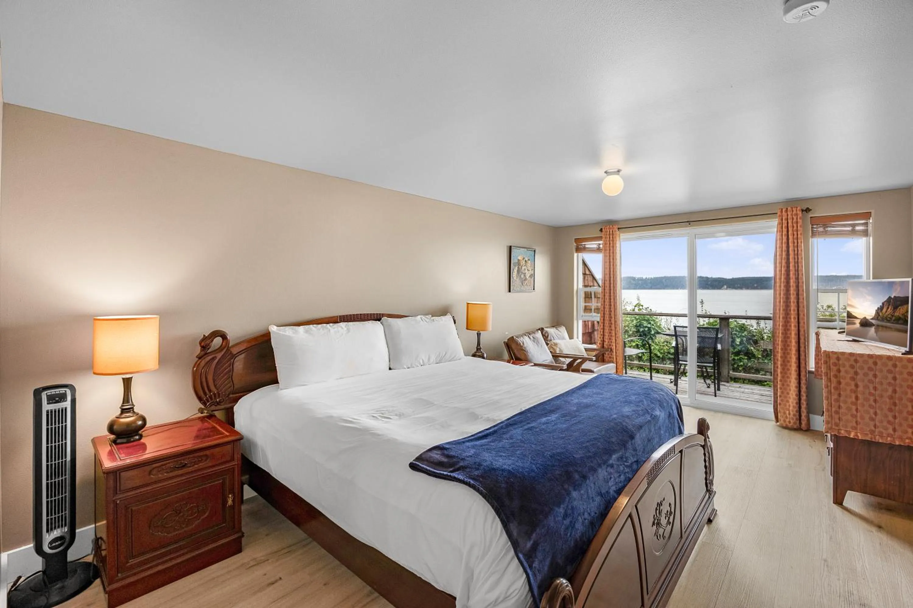 Bed in Camano Island Inn