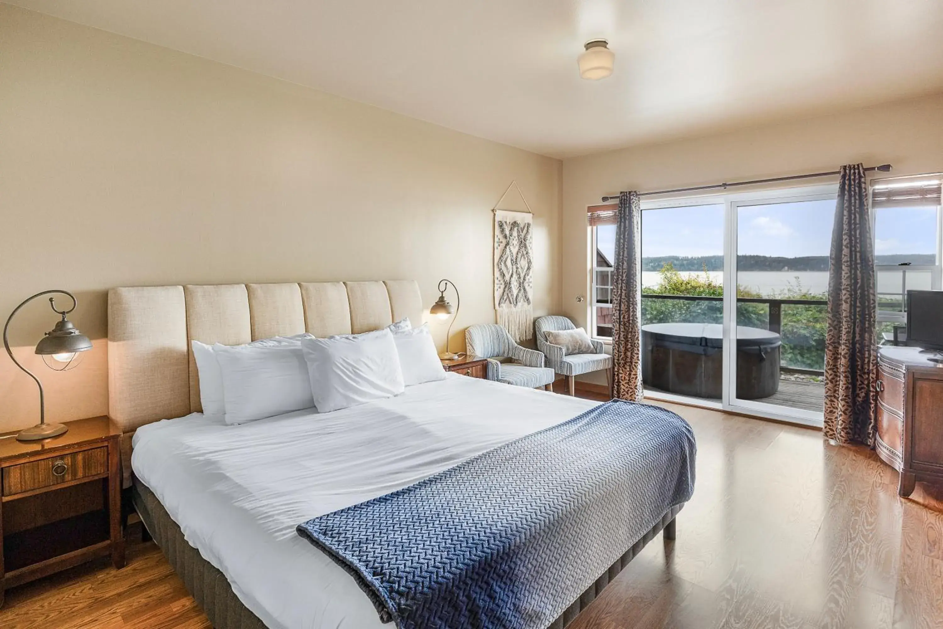 Bed in Camano Island Inn Bed in Camano Island Inn