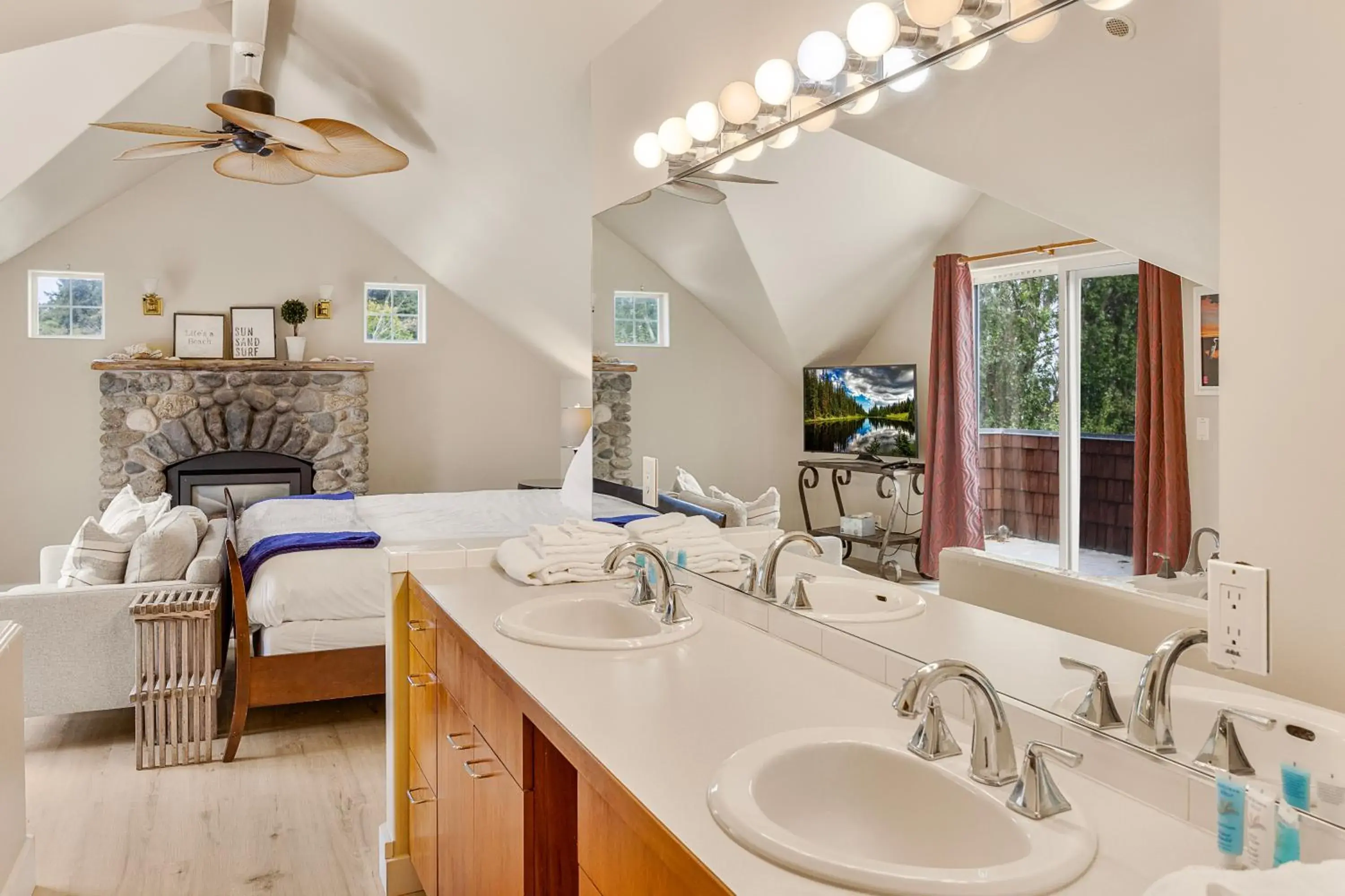 Photo of the whole room in Camano Island Inn Photo of the whole room in Camano Island Inn