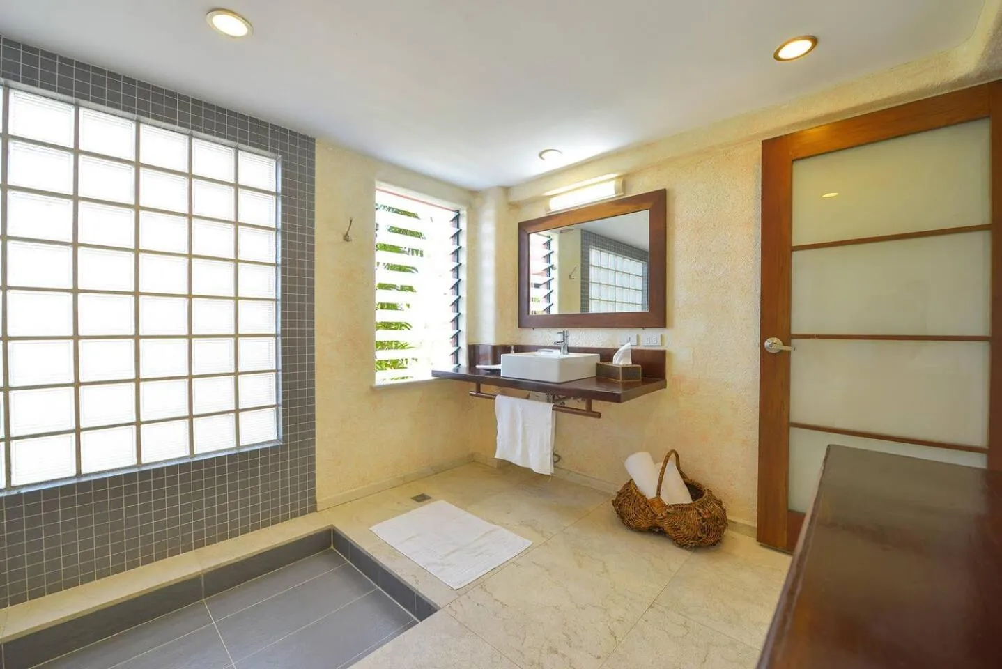 Toilet in Biancas Garden Apartments Boracay